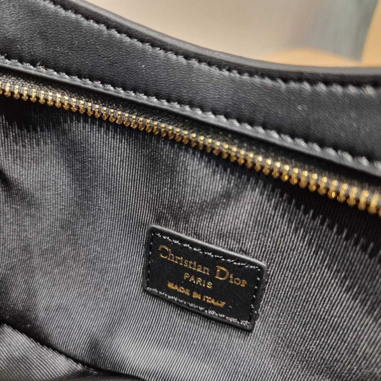 CD SIGNATURE HOBO MINI BAG กระเป๋าสะพายซิกเนเจอร์ โดดเด่นด้วยโลโก้เอกลักษณ์