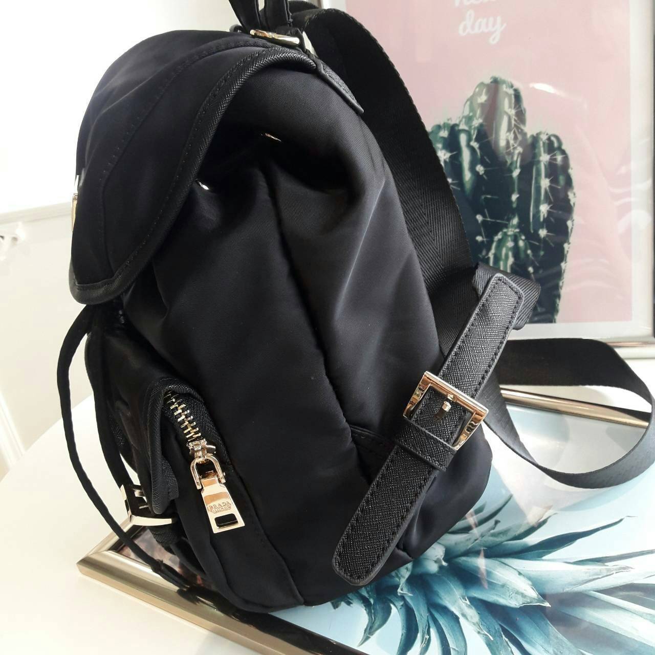 PRADA MINI BACKPACK with chain กระเป๋าเป้ size mini premium gift จากแบรนด์ Prada ขนาดกำละงน่ารัก ปรับสะพายได้หลายทรง วัสดุ nylon เปิดปิดด้วยกระดุมแม่เหล็ก ด้านหน้ามีช่องเล็ก น้ำหนักเบา ภายในมีช่องเล็ก และช่องซิป จุได้เยอะ ซับได้ 100& polyester มีหูหิ้วจับ