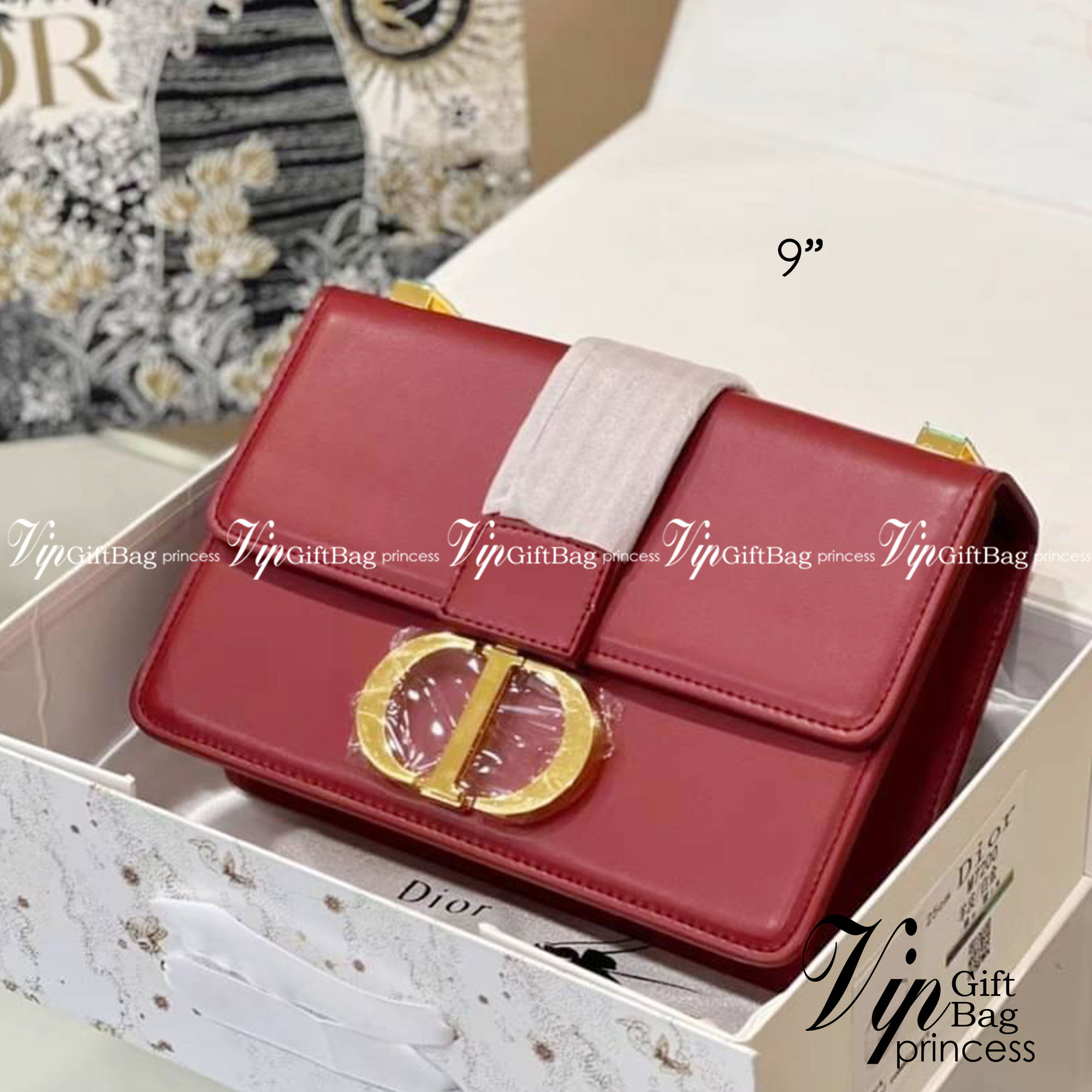 Dior 30 Montaigne Bag 9" รุ่นหนังเรียบ กระเป๋าสะพายดิออร์ เอกลักษณ์ของความหรู น้ำหนักเบา ไอเท็มหายาก!! Best seller!! ยกให้น้องเลย!! ดีไซน์เรียบหรูในความเป็นเอกลักษณ์ ใช้งานง่าย สะดวก ได้ทุกโอกาส แนะนำเป็น everyday bag ติดตัวไว้เลยจ้าสาวๆ พร้อมส่งที่ไ