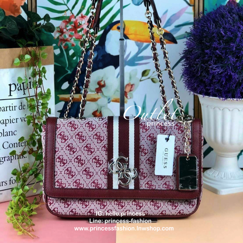 Guess Logo city handbag กระเป๋าสะพายไหล่ ตัวกระเป๋าเป็นผ้าลาย signature ของแบรนด์ ตัดกับหนังที่ตัวขอบกระเป๋า มาพร้อมพวงกุญแจโลโก้แบรนด์ ด้านหน้ามีโลโก้แบรนด์ ด้านหลังมีช่องใส่โทรศัพท์/บัตรได้ เปิดปิดแบบกระดุมแม่เหล็กซ้าย-ขวา ด้านในมีช่องซิป เล็ก 1 ช่อง แล