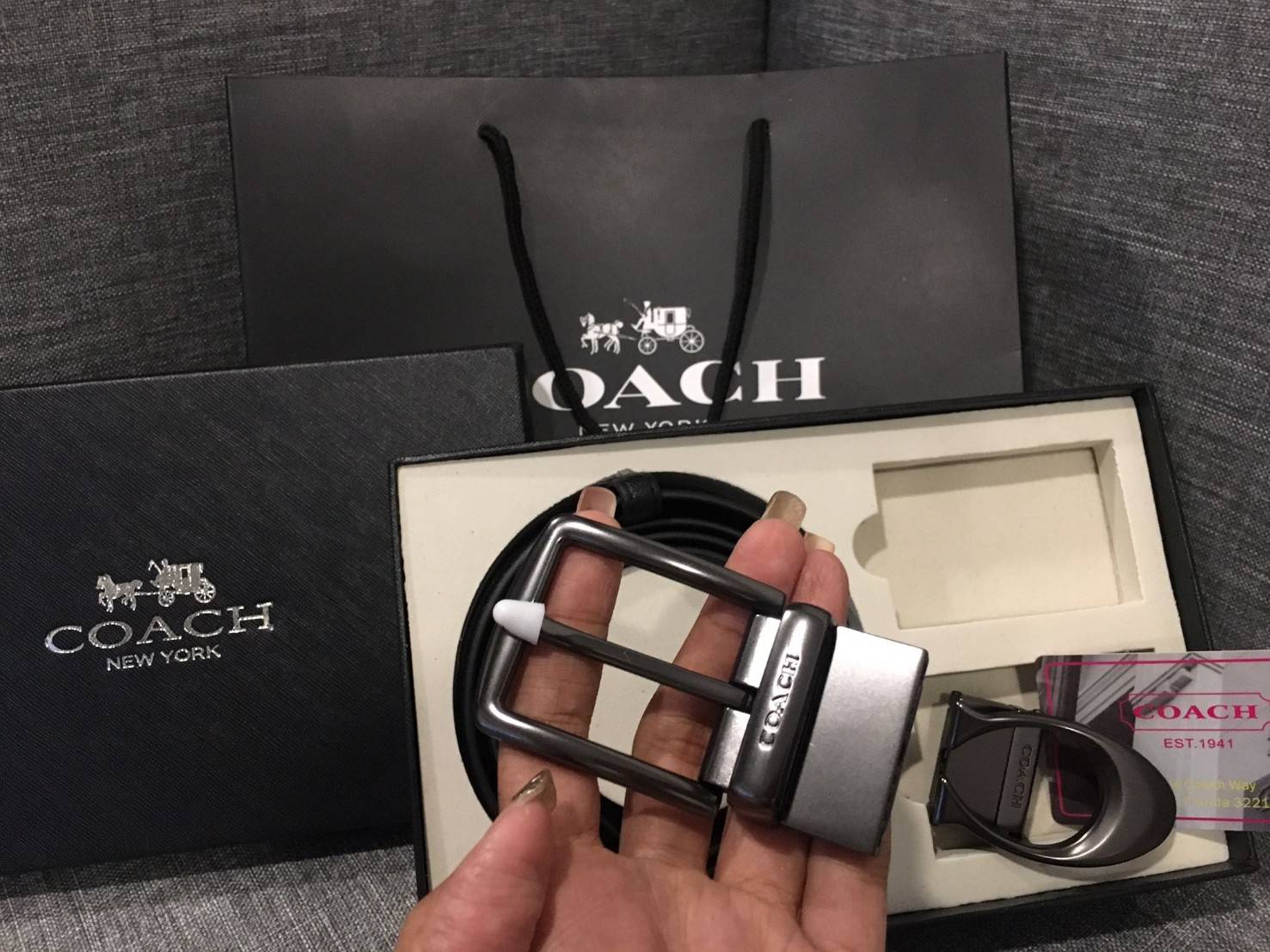 COACH BELT VALUE PACK BOX SET เซทเข็มขัด 2 in 1 Limited Edition จาก Coach ในเซทมีหัวเข็มขัด 2 แบบ 2 สไตล์สวยน่าใช้ สายเข็มขัดสามารถกลับใช้ได้ 2 ด้าน สีดำ หนังมี 2 ลาย 2 ด้านนะคะให้หนุ่มๆสามารถสลับใช้ถึง 4 แบบในเซทเดียวไม่จำเจ เข็มขัดปรับได้ Freesize มาพร้