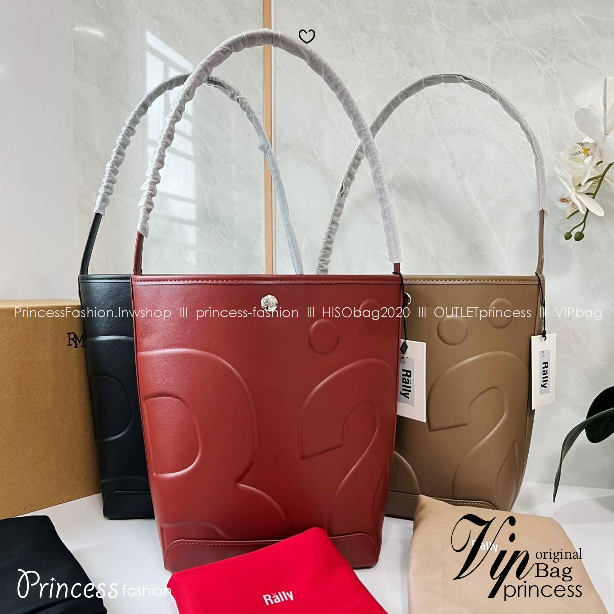 Rally The Bag Whisper กระเป๋าทรงบัคเก็ตงานหนังรุ่นใหม่ ฮอทติดลมบน มาแรงสะพายกันทั่วบ้านทั่วเมือง สายแบกสายขนห้ามพลาดจุของได้เยอะ รุ่นหนังผิวสัมผัสนิ่มมือ ทนทานและจุสิ่งของได้ครบครัน โดดเด่นด้วยโลโก้ตัวนูน