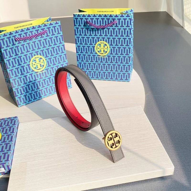 Tory burch reversible leather belt เข็มขัดที่แสนจะธรรมดา ราคาจับต้องได้ แต่คุณภาพคับเส้น เพราะไม่ว่าจะเป็นดีไซน์ที่สวยงามแบบเรียบหรูดูแพง อีกทั้งใช้งานได้ทั้งสองด้าน จึงทำให้ใช้สวมใส่ได้หลากหลายโอกาส