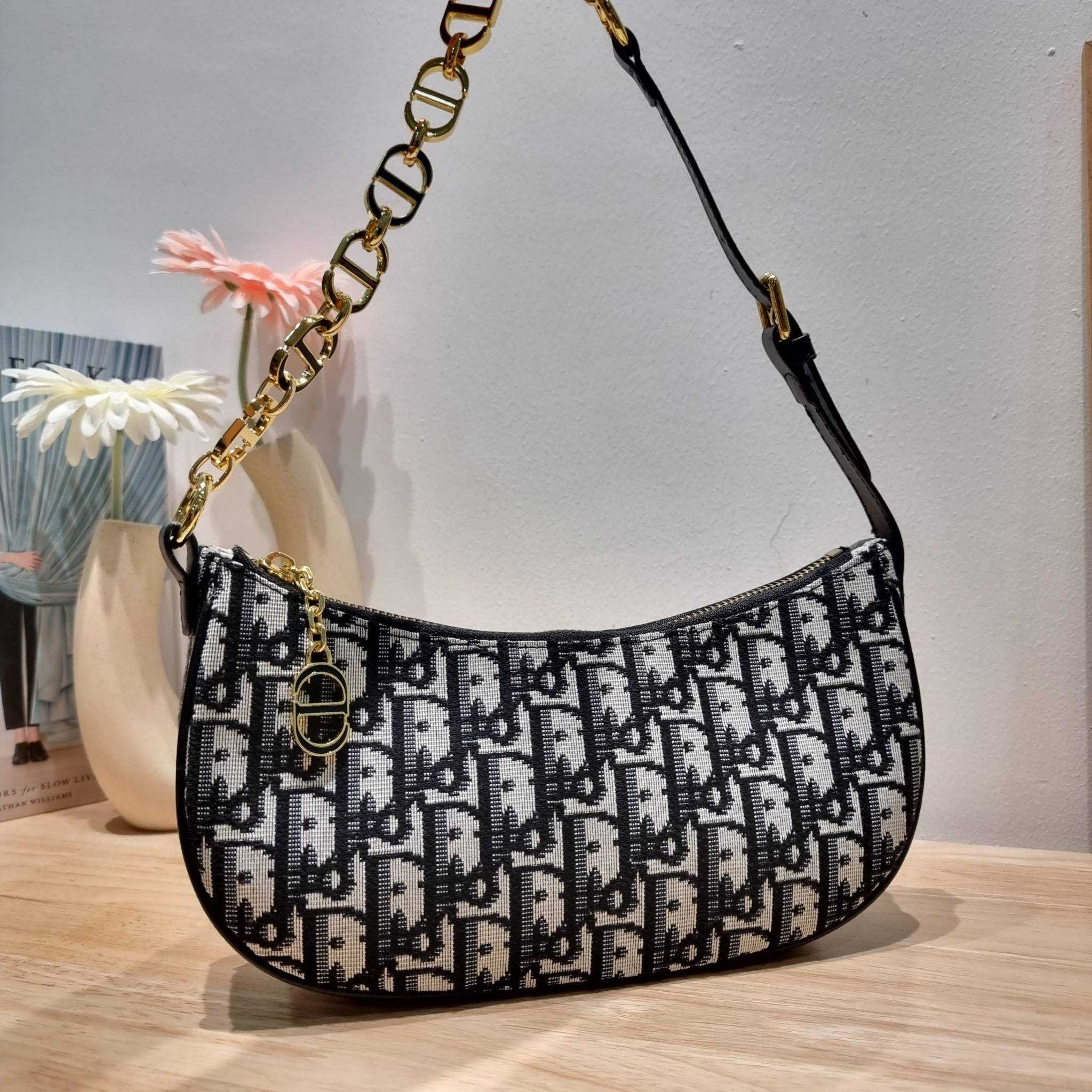 CD Lounge Bag Blue Oblique Jacquard / Dior pochette กระเป๋าสะพายทรงพอช สวยหรู ดีไซน์เรียบ แต่ดูแพง