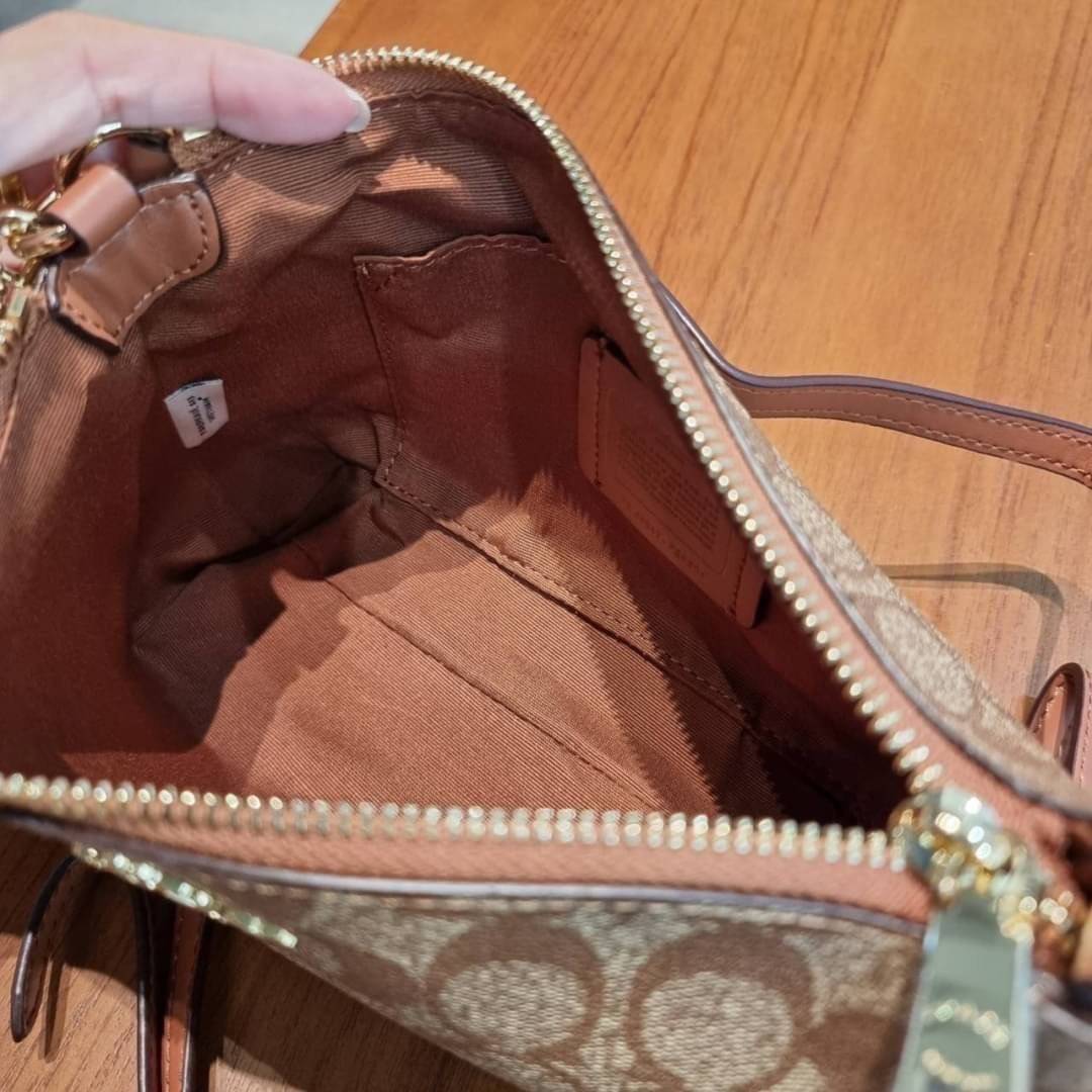 COACH F58321 TOP HANDLE POUCH อีกรุ่นฆ่าไม่ตาย!! 😎 ขายดีขายหมด ขายรวยขายปังๆ!! กระเป๋าพอชจากโค้ช ทรงใช้งานง่าย สะดวก กะทัดรัด วัสดุหนังแคนวาสเคลือบคุณภาพดี มาพร้อมสายคล้องในตัว และสายสะพาย crossbody ปรับเปลี่ยนได้ตามสไตล์ อีกหนึ่งไอเท็มที่สาวๆต้อง