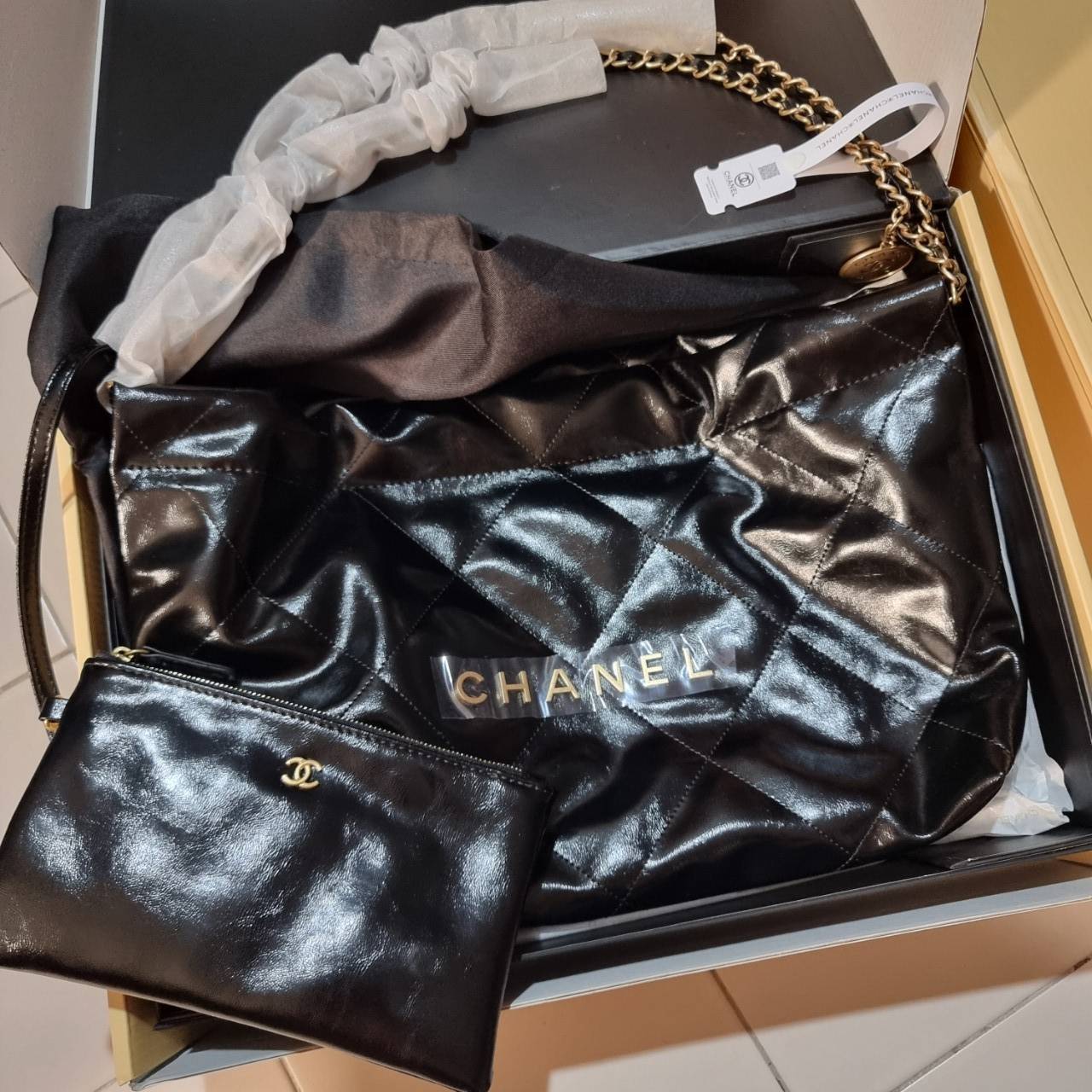 Chanel 22 horizontal bag แรงเกินต้านที่สุดกับไอเท็มนี้ ที่สาวๆหรือใครๆก็ต้องมี มาในไซส์ใหญ่ รูปทรงใช้ง่ายขึ้น แต่ยังจุได้หนักๆเหมือนเดิม ดูหรูหรา เกินเรื่องที่สุด