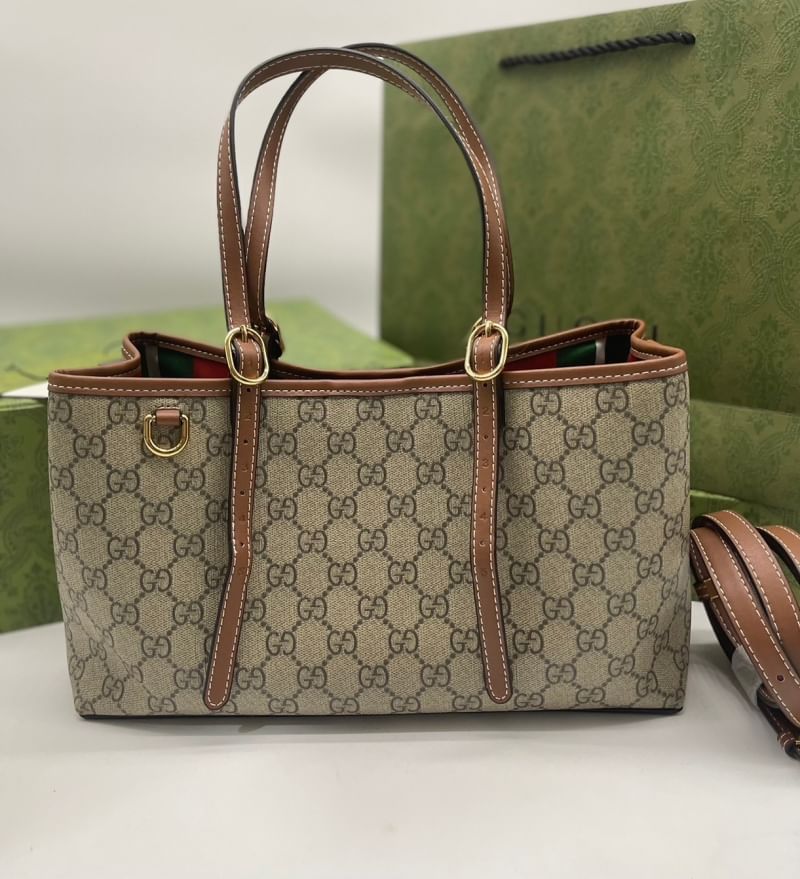 GUCCI GG Emblem small tote bag กระเป๋าทรงโท้ทสะพายไหล่รุ่นใหม่ ขนาดกำลังสวย ใส่ของได้แบบจุกๆ หูสะพายปรับและถอดออกได้ เก๋มากๆ คลาสสิคไม่มีเบื่อ