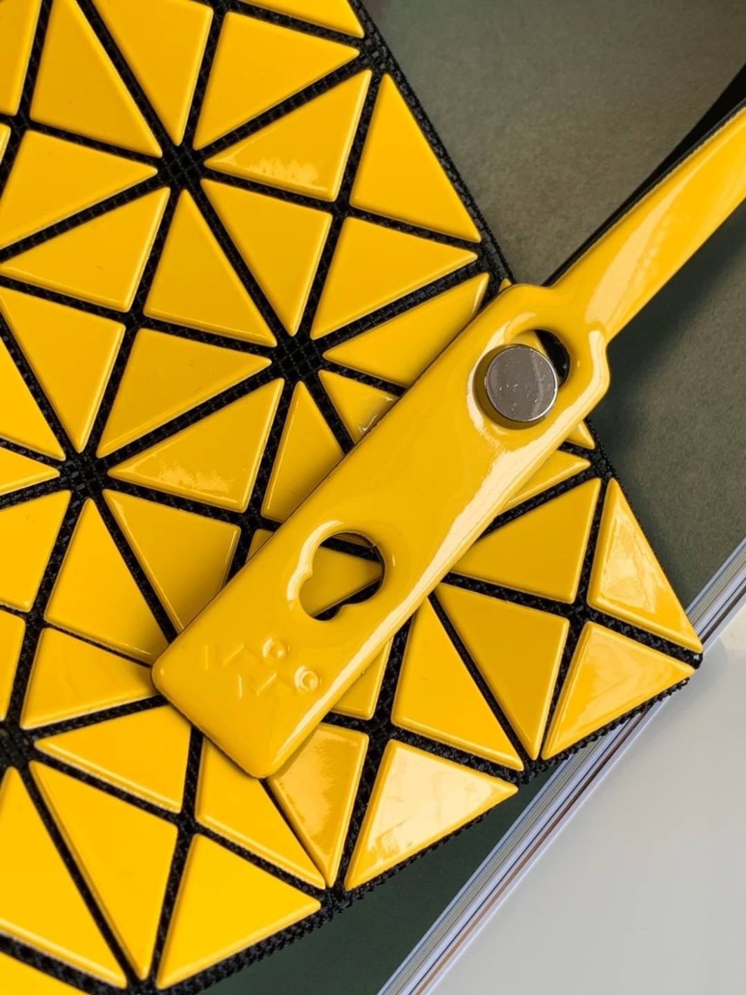 BAOBAO ISSEY MIYAKE 6x6 BLOCK TOTE BAG กระเป๋าถือทรง shopping โท้ท ลายตาราง บล็อคสี่เหลี่ยมสามเหลี่ยม ภาพสินค้าถ่ายจากงานขายจริง ใช้งานต่างประเทศได้ค่ะ