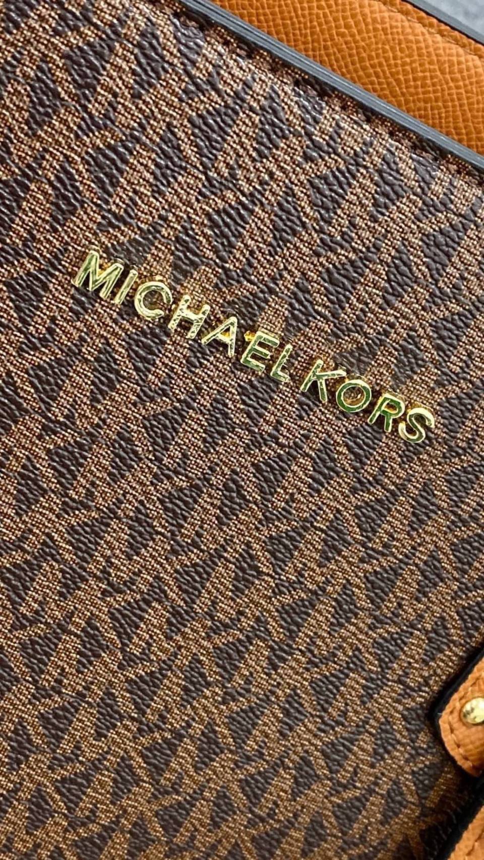 MICHAEL KORS TOTE BAG กระเป๋าสะพายไหล่ทรง Tote ใบใหญ่กำลังดีหนัง Saffiano สวยหรูอยู่ทรง ด้านหน้าประดับโลโก้สีทองสวย พร้อมอะไหล่ห้อยแบรนด์ ภายในมี 2 ช่องหลัก 1 ช่องซิปกลาง และช่องเล็ก ใส่ของจุกจิก และสายห้อยกุญแจ กว้างและจุ ใส่ ipad เอกสาร A4 กระเป๋าสตางค์