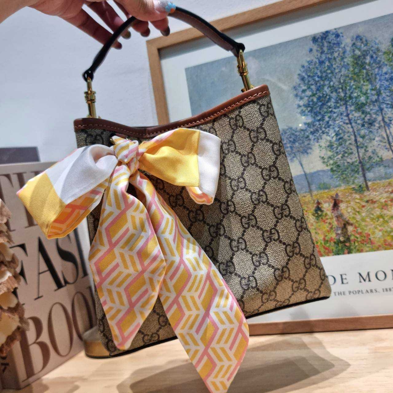 GUCCI GG Emblem mini bucket bag ดีไซน์คลาสสิคคงความเอกลักษณ์ กับรูปแบบใหม่กระเป๋าถือ/สะพายทรงบัคเก็ต ขนาดกำลังน่าใช้มากๆ