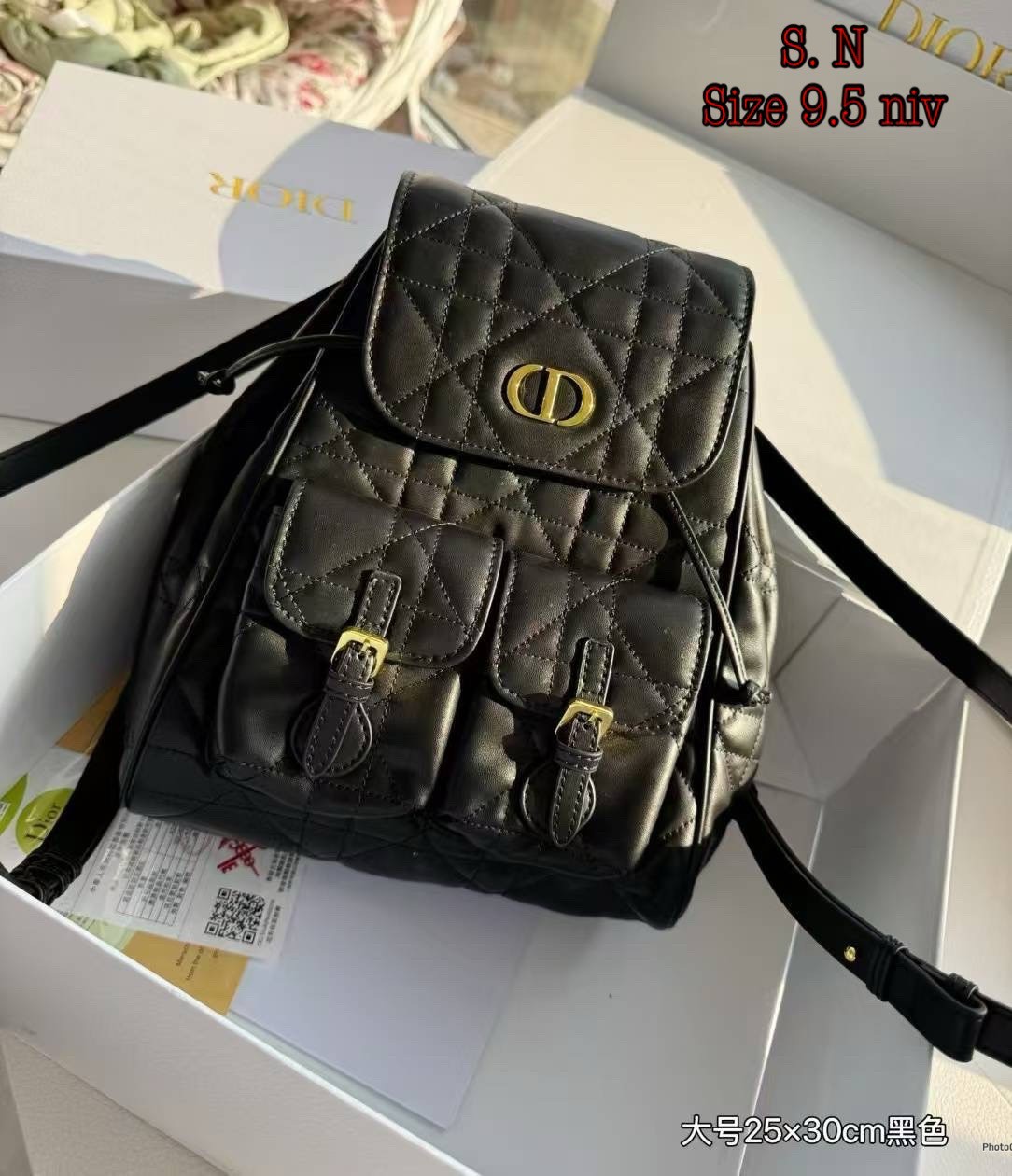 DIOR Medium Caro Backpack กระเป๋าเป้ไซส์กลาง ขนาดกำลังดีน่าใช้ หนังสวยเกินเรื่องมากๆ สัมผัสนิ่ม หรูหรา หูจับในตัวดีไซน์โค้งมนอะไหล่ทองสวยโดดเด่นไม่เหมือนใคร