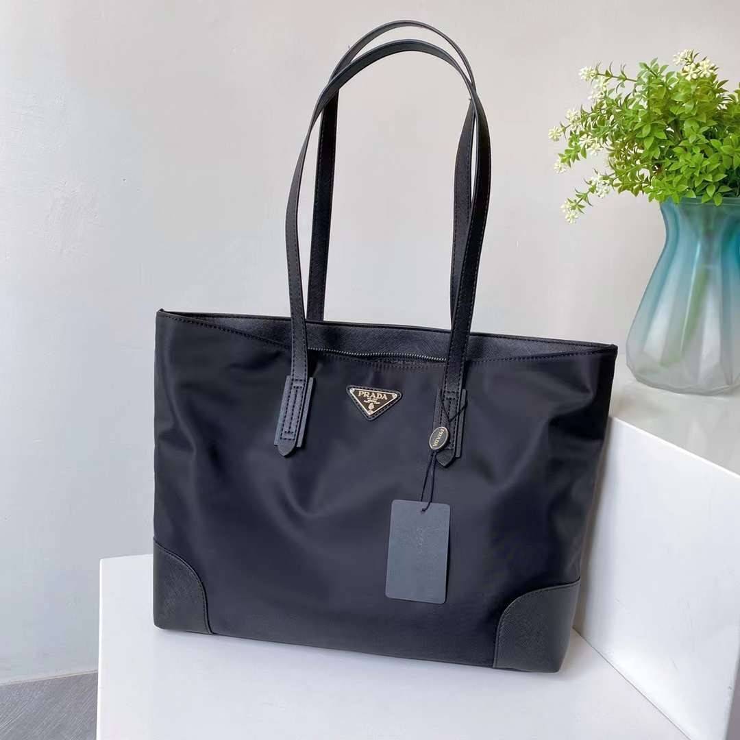 ซื้อ1ได้ถึง3 เซทสุดคุ้ม! SET PRADA TOTE BAG / PRADA SHOPPING BAG กระเป๋าเดินทางขนาดใหญ่ วัสดุ Nylon กันน้ำ อะไหล่เงิน ถือหรือสะพายไหล่ได้ น้ำหนักเบาจุของได้เยอะ เดินทางต่างจังหวัดได้สบายๆ