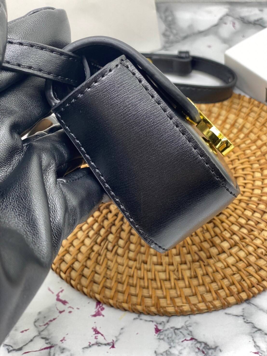 หนังแท้ CELINE MINI TRIOMPHE IN TRIOMPHE CANVAS AND CALFSKIN ใบเล็กน่ารัก งานหนังแท้ทั้งใบ กระเป๋ามินิทรงชิค ดีไซน์รูปกล่องสุดแสนมินิมอล สามารถสะพายแบบ Crossbody และยังเป็น Belt Bagได้อีกด้วย แบบไม่มีตกยุค ด้านหน้าโดดเด่นด้วยโลโก้สีทอง เป็นอีกหนึ่งตัวเลือ