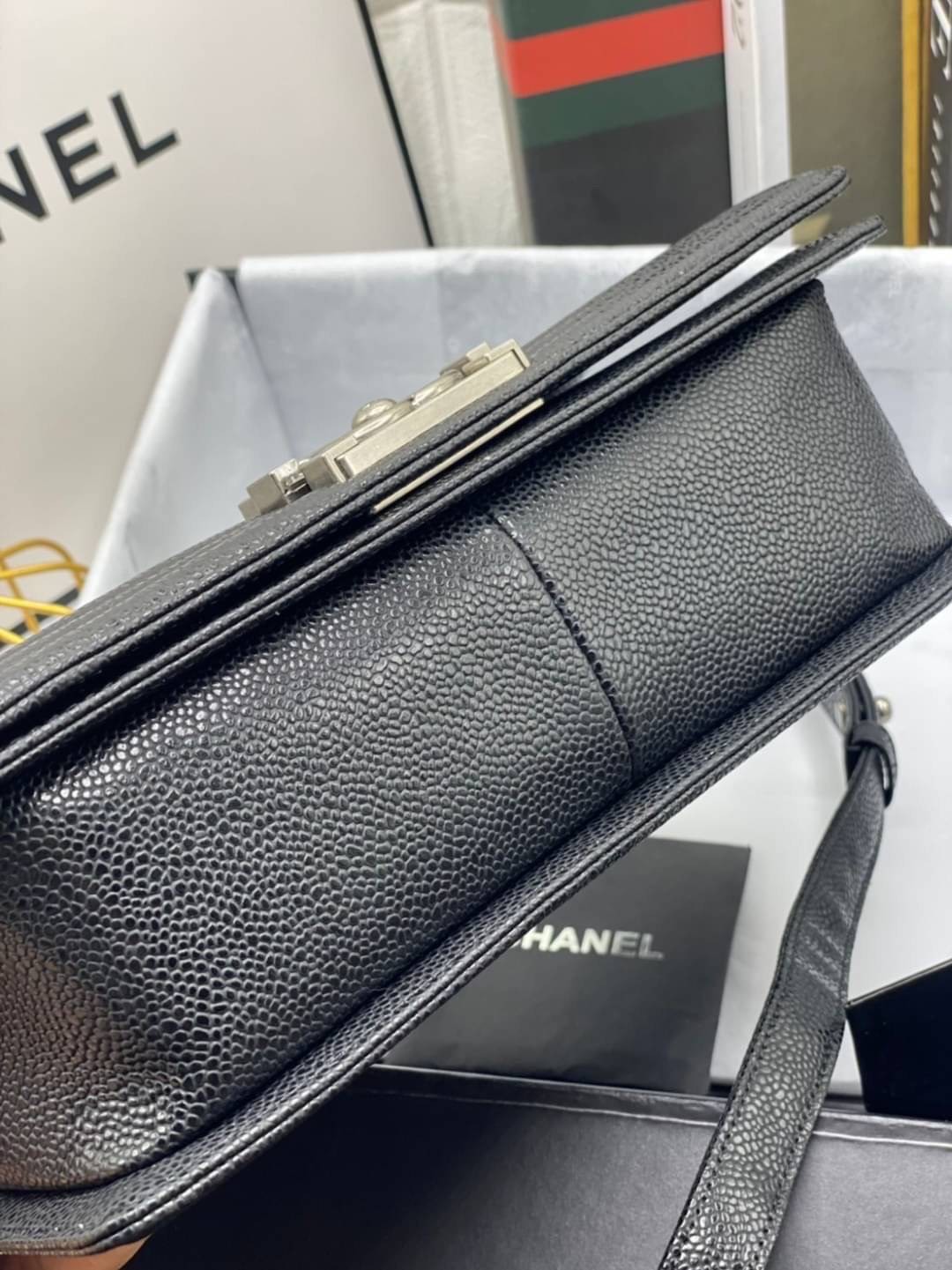 หนังแท้ CHANEL BOY 10" หนังคาเวียร์ อะไหล่เงิน/ทอง พร้อมส่งที่ไทย หนังลูกวัวแท้ อะไหล่โลหะสีรูทีเนียม สวยคลาสสิกทุกยุคสมัย เกรดออริจินอล 1:1 ภาพสินค้าถ่ายจากงานขายจริง ใช้งานต่างประเทศได้
