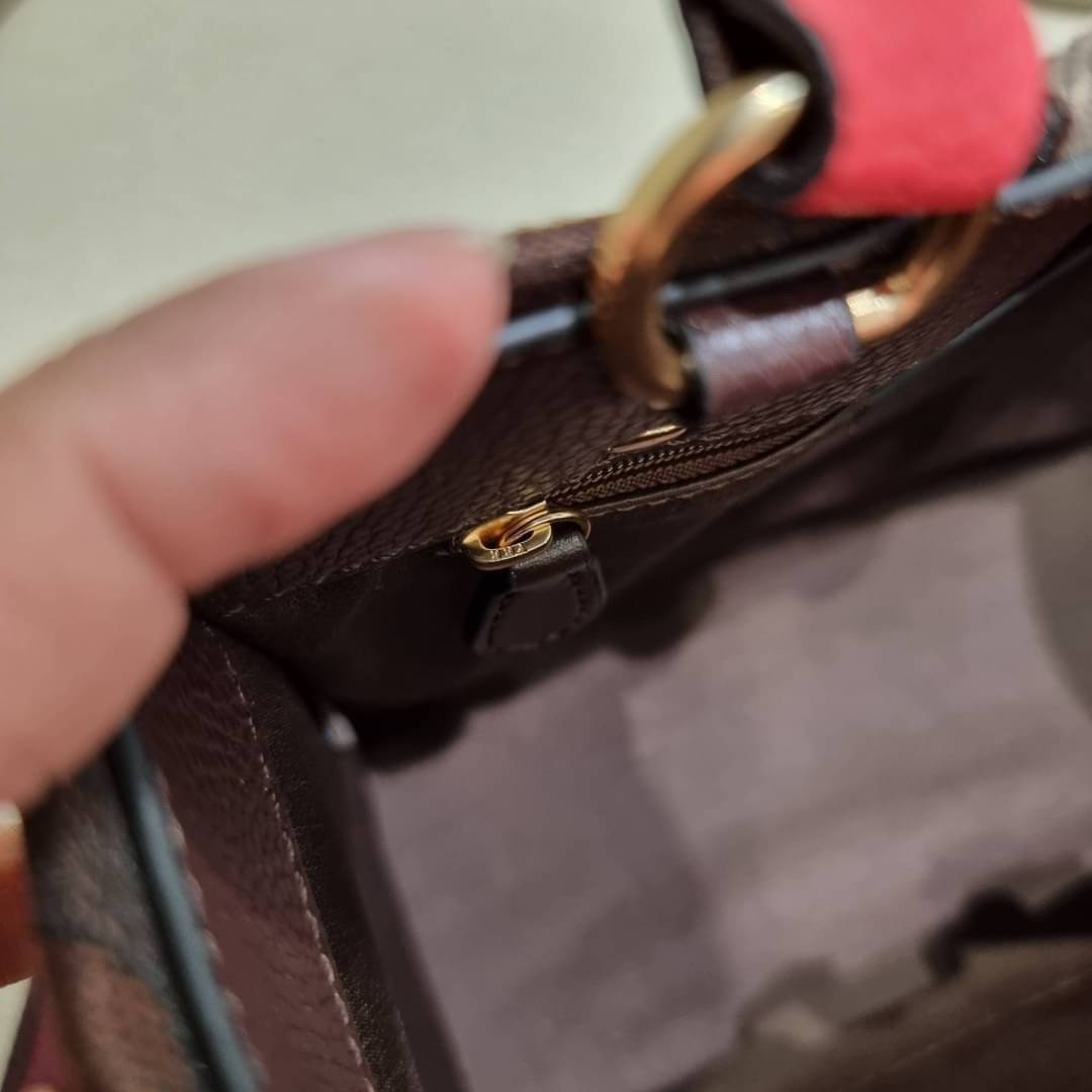 COACH C7083 DEMPSEY TOTE 22 IN SIGNATURE JACQUARD WITH STRIPE AND COACH PATCH คอลเลคชั่นใหม่ สีที่สาวๆรอคอย สวยคม ละมุนและมีความหรูในตัว กับกระเป๋าทรงโท้ท ไซส์กำลังสวย น่ารักน่าใช้ ฟังก์ชั่นการใช้งานสะดวกที่สุด มีทั้งสายคล้องในตัว และสายครอสบอดี้ วัสดุผ้า