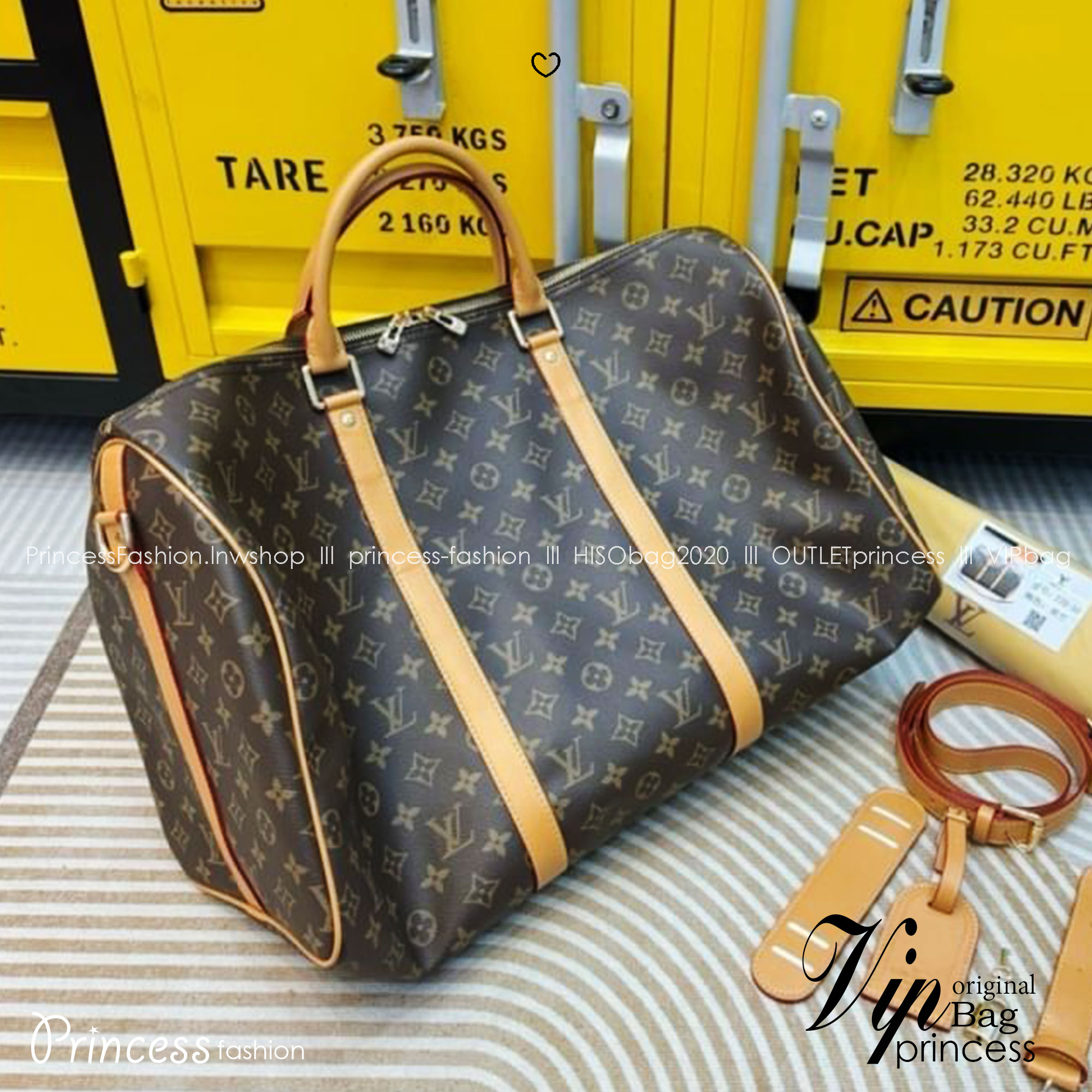 LV Keepall Bandoulière 45 Monogram Canvas กระเป๋าเดินทางสุดคลาสสิค ไอเท็มที่จะทำให้การเดินทางไม่ธรรมดาอีกต่อไป ด้วยดีเทลความเป็นเอกลักษณ์ พิมพ์ลายโมโนแกรมคมชัด ดีไซน์เรียบหรู