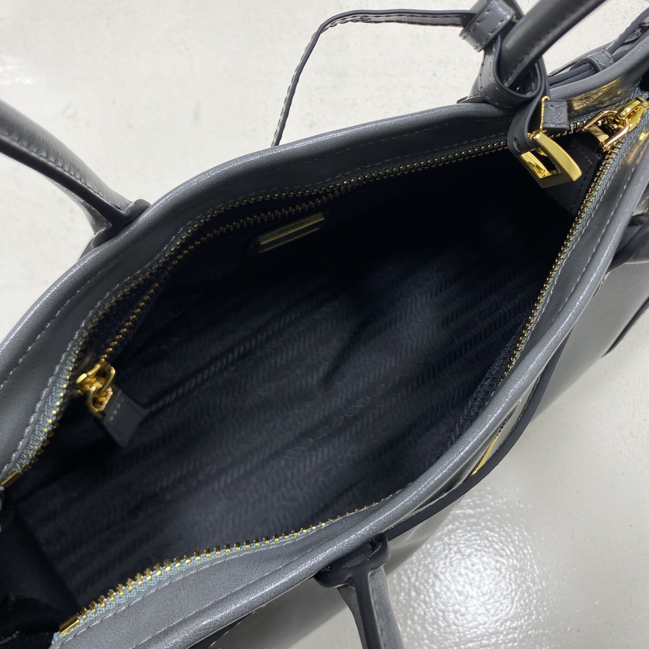 ORI หนังแท้ | Prada Bonnie medium leather handbag 32cm กระเป๋าสะพายทรงโท้ท โดดเด่นด้วยดีไซน์ที่เน้นความประณีตแต่ใช้งานได้จริง หนังเนื้อนุ่มเคลือบเงา เน้นย้ำเสน่ห์อันทันสมัยและใช้งานได้หลากหลาย