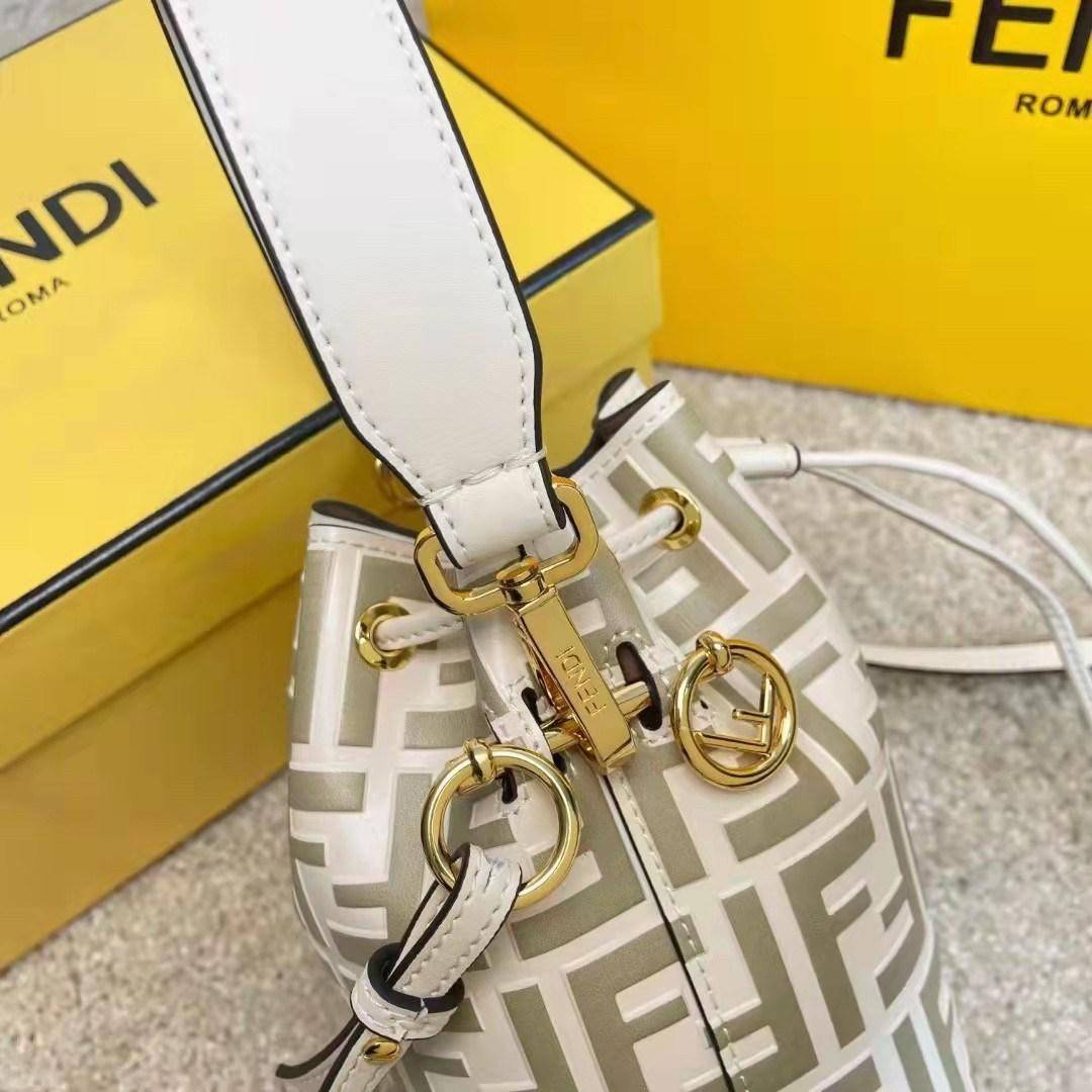 Fendi MonTresor mini Bucket Bag กระเป๋าถือหรือสะพายข้าง วัสดุหนังแท้หนังแข็ง ทรงขนมจีบ ลายแบรนด์ อะไหล่ทองหรูหรา จุของได้เยอะ น้ำหนักเบา ตั้งอยู่ทรง ด้านในโล่ง มี2สาย สายสั้น+ยาว ถอดสายได้ Crossbody ได้ สายยาวปรับระดับได้ คุ้มสุดๆ ใบนี้ไม่ควรพลาดค่ะ ดาราเ