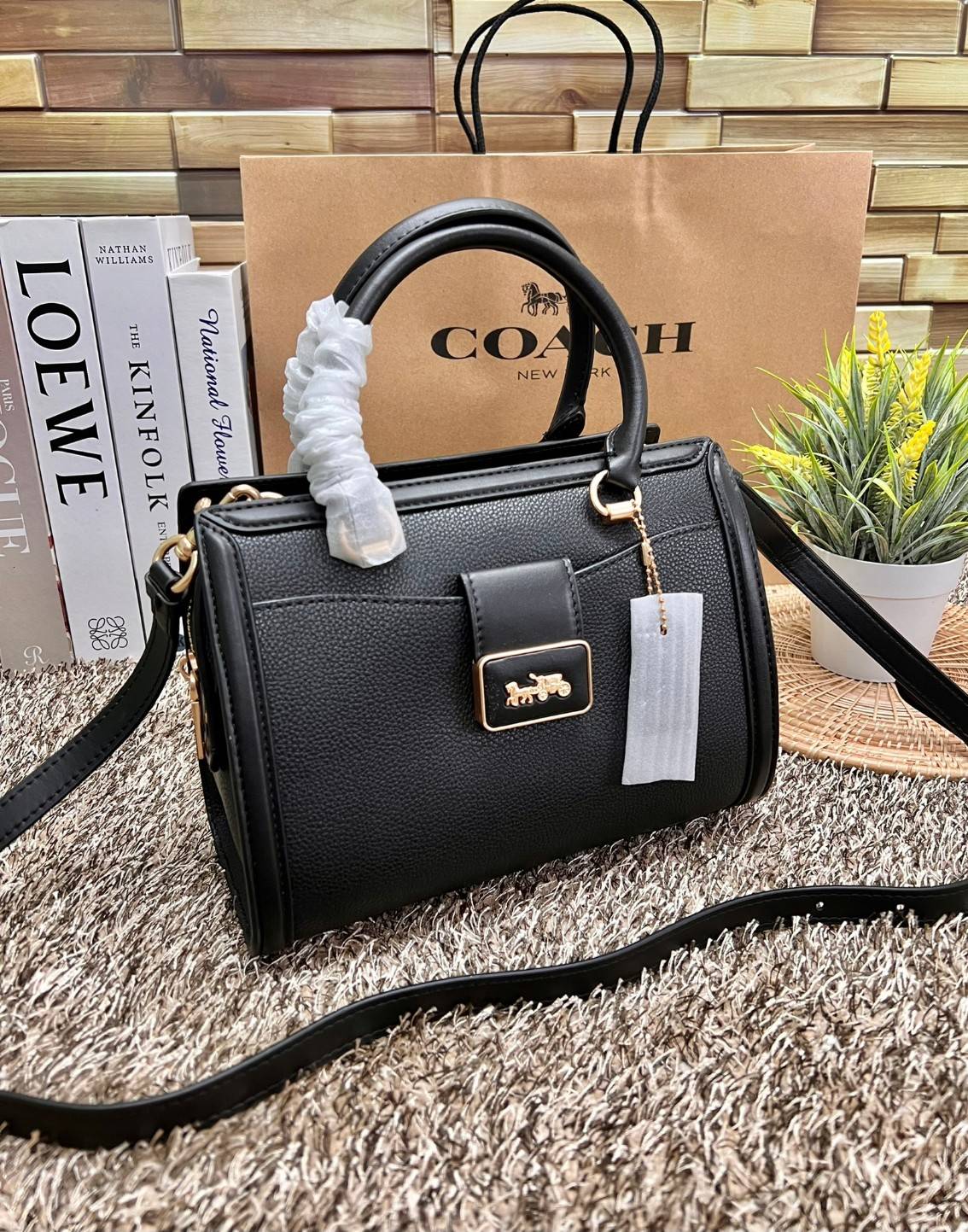 COACH GRACE CARRYALL BAG((cc141)) สวย หรู มาเลยจ้าา พร้อมส่ง! กระเป๋าหิ้ว//สะพายแบบครอสบอดี้ร์ หนังแท้ ทรงสวยหรู อัพลุคให้คุณผู้หญิงดูดีได้เลยทีเดียวค่ะ ด้านหน้าออกแบบเป็นช่องกระดุมแม่เหล็กพร้อมป้ายโละหะแบรนด์เด่นหรูค่ะ เปิด-ปิดกระเป๋าด้วยซิป ภายในใส่กระเ