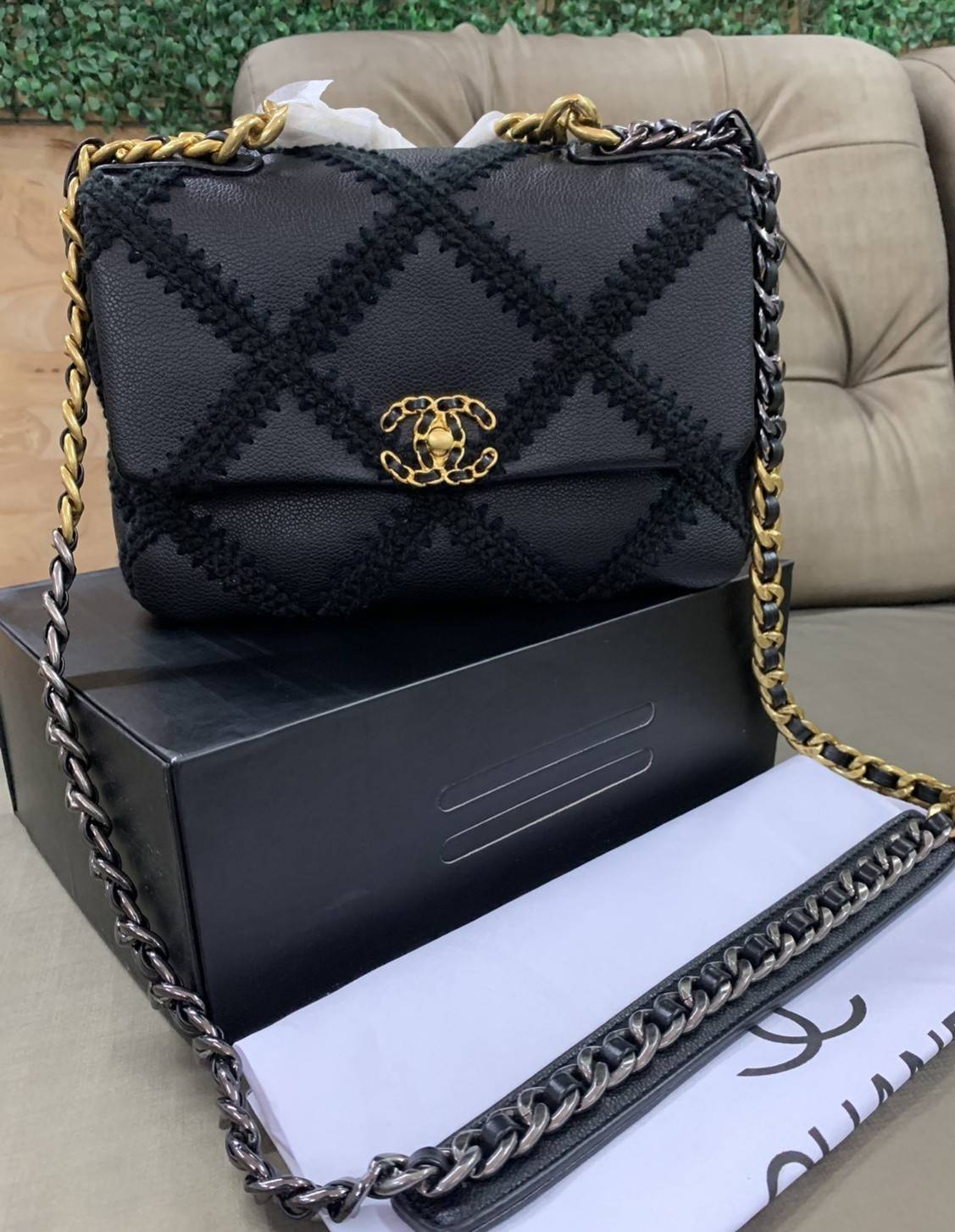 CHANEL 19 Large Stitch Bag VIP GIFT WITH PURCHASE (GWP) พรีเมี่ยมกิ้ฟ Limited Edition จาก Chanel DUTY FREE COUNTER กระเป๋าสะพายทรงคลาสสิค ตกแต่งด้วยการเย็บตะเข็บขนาดใหญ่ วัสดุหนังแท้(calfskin)ผสมผ้าทวีด หนังนิ่มมาก เงาขึ้นรูปสวยค่ะ ดีไซต์สายสะพายโซ่สองสีส