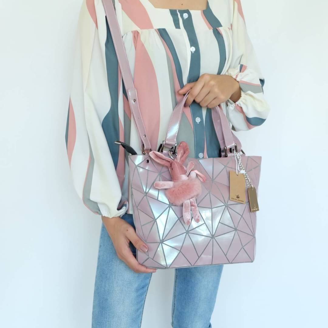 David Jones กระเป๋าสะพายข้างดีไซน์เกร๋มาก สีสวยหรูมาก ขนาดกะลังดีเลย ปรับทรงได้ 2 แบบ น่ารักมาก สี Rose pearl สวยที่สุด มาพร้อมกระต่ายเข้า set เลิศคะ