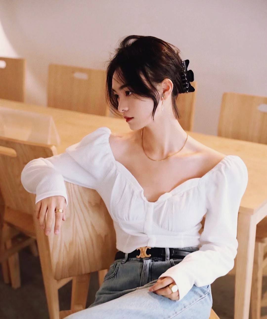 Celine Vintage Logo Leather Belt วัสดุ Calfskin หนังเรียบสวยขนาดกำลังดี หัวเข็มขัดโลโก้แบรนด์อะไหล่สีทองดีไซน์ 3D Vintage สายเข็มขัดปรับระดับได้ในดีไซน์เรียบหรูเข้ากับทุกลุ๊ค ใช้ได้ทั้งชายและหญิงค่ะ สินค้ามาพร้อมกล่องกระดาษและถุงแบรนด์ห้ามพลาดค่ะ!