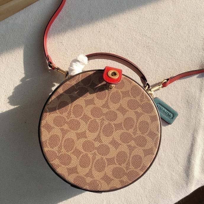 COACH LUNAR NEW YEAR CIRCLE BAG IN SIGNATURE CANVAS กระเป๋าทรงกลม ถือและสะพายข้างได้ วัสดุหนังแท้ ลาย C สวยหรู!! ตามแบบฉบับแบรนด์ ดูแพงมาก ราคาสุดคุ้มแบบนี้ ต้องมีไว้ใช้สักใบน้า!!