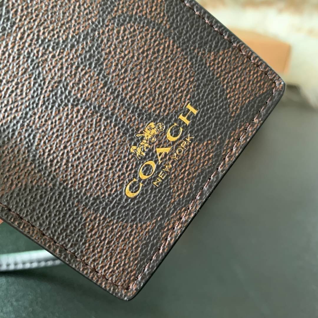 COACH F63274 ID LANYARD IN SIGNATURE COATED CANVAS กระเป๋าใส่บัตรคล้องคอ ลาย C ทั้งใบ ด้านหน้าตกแต่งชื่อแบรนด์ สวยมากกก ใส่บัตรพนักงาน และบัตรต่างๆ มาพร้อมสายคล้องคอ สายถอดออกได้ ตัวกระเป๋ามี 3 ช่องค่ะ