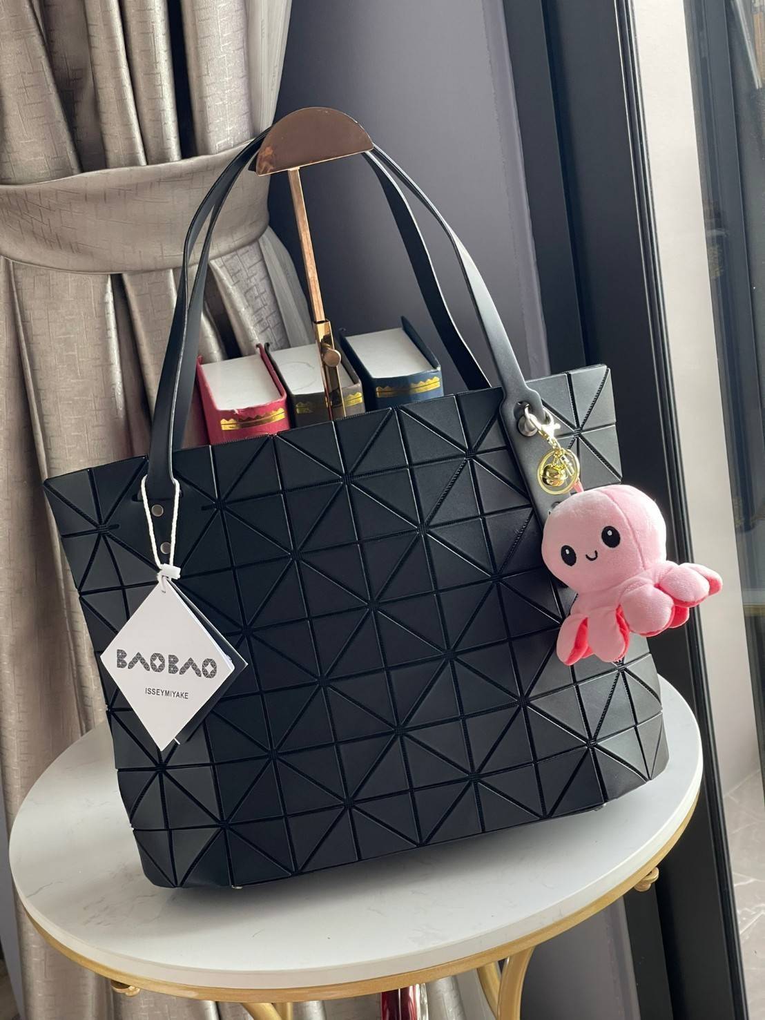 Bao Bao Issey Miyake ROCK MATTE ซีรีส์นี้จะเป็นทรงสี่เหลี่ยมผืนผ้า มีซิปปิดด้านบน ถือเป็นรุ่นที่เหมาะกับการใช้งานในชีวิตประจำวัน สามารถพับมุมและบริเวณด้านล่างของกระเป๋าเพื่อเพิ่มความสะดวกสบายในการใช้งาน ทั้งยังช่วยให้วางกระเป๋าในแนวตั้งได้อีกด้วย แผ่นต่อส