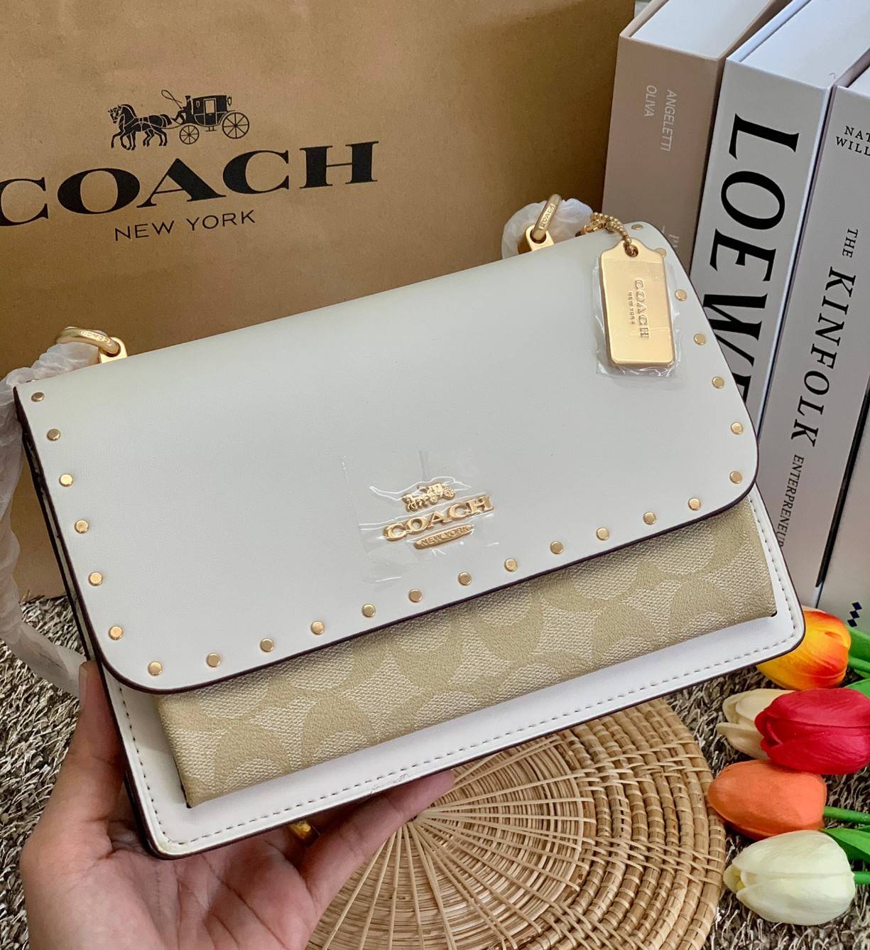 พร้อมส่งถึง8สี ห้ามพลาดค่ะ! COACH KLARE CROSSBODY BAG ((91019//91174//90400//1424//90635)) พร้อมส่งที่ไทย กระเป๋าสะพายครอสบอดี้ร์หรือสามารถทบเป็นสายคู่คล้องไหล่ได้ด้วยค่ะ หนังแท้ แต่ละสีทำลายหนังได้สวยงามแตกต่างกันออกไปนะคะ ✔️ห้อยด้วยป้ายแบรนด์แบบโ