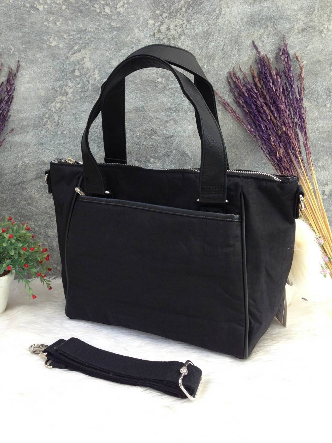 🎄KIPLING กระเป๋าถือ รุ่น Amiel กระเป๋าถือ จาก KIPLING ที่มาพร้อมดีไซน์ที่เป็นเอกลักษณ์ ข้างในกระเป๋ากว้างขวาง และมีช่องใส่ของหลายช่อง ช่วยจัดระเบียบหาของง่าย สายสะพายที่มาพร้อมกับตัวกระเป๋าสามารถถอดออกได้ น้ำหนักเบา หูหิ้วเป็นสายหนังแท้นะคะ ช่องซิ