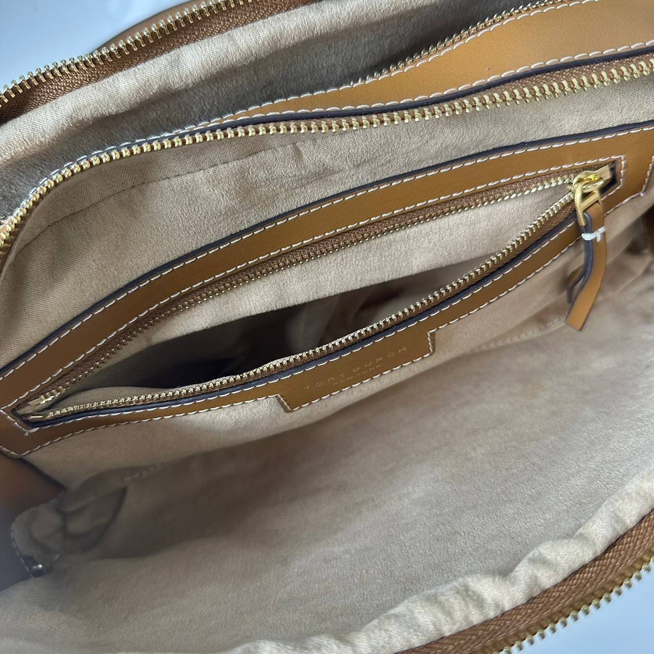 TORY BURCH Small T Monogram Marshmallow Satchel / Tory Burch tote handbag พร้อมส่ง 2 สี ใหม่ล่าสุด กระเป๋าสะพายไหล่ดีไซน์สุดทันสมัย ตัดเย็บสวยงาม ผ้า jacquard ตัดหนัง เปิด-ปิดแบบซิป มีช่องแบ่ง 2 ช่อง มีซิปลับด้านใน ใส่ของได้เยอะมากๆ ค่ะ