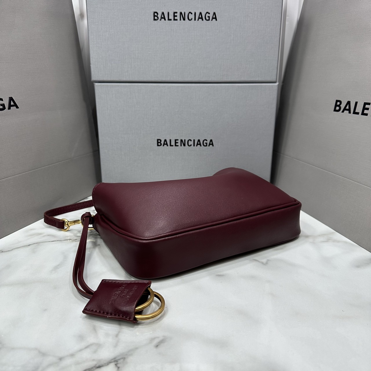Balenciaga Rodeo Sling Pochette / Balenciaga shoulder leather bag 22cm กระเป๋าสะพายทรงพอชที่สุดของไฮแบรนด์สุดไอคอนิค ดีไซส์เรียบหรู สวยจับต้องได้ ถือหรือสะพายไหล่ได้เก๋มากๆ ถือออกงานก็ได้ลุคไฮแฟชั่นหรูๆ