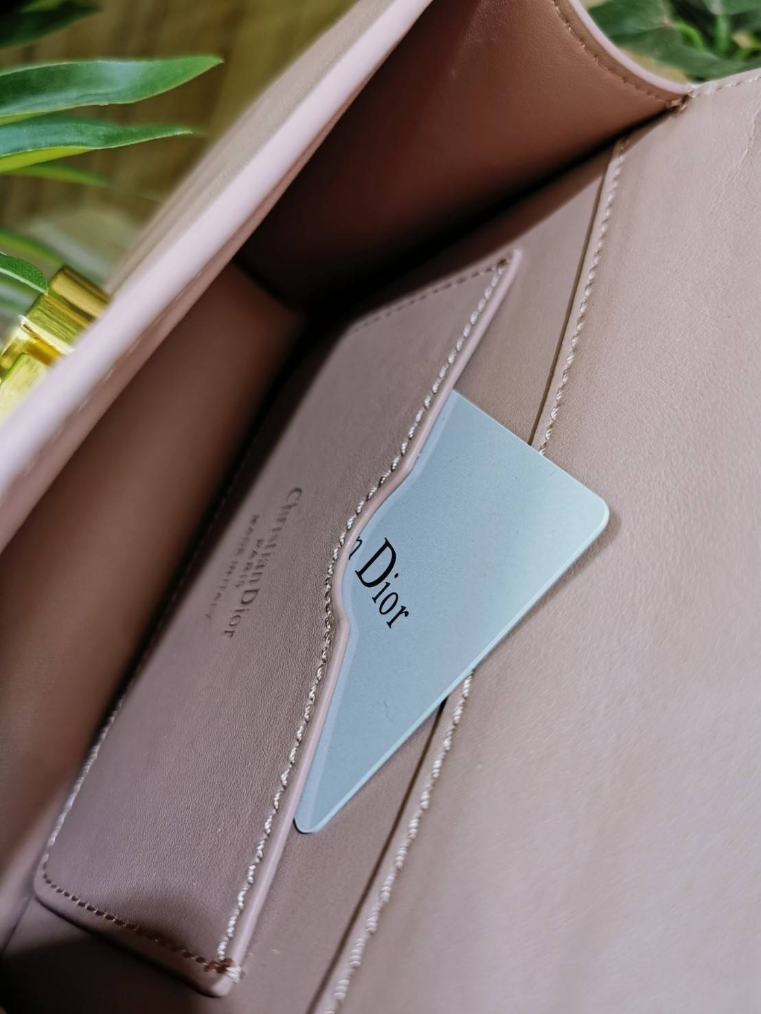 CHRISTIAN DIOR MINI BAG VIP GIFT WITH PURCHASE (GWP) พรีเมี่ยมกิ้ฟ Limited Edition จาก DIOR DUTYFREE COUNTER วัสดุหนังแท้ Calfskin ทรงสี่เหลี่ยมหนังเรียบสวยหรูอยู่ทรงเปิดปิดด้วยฝาปิดโลโก้แบรนด์อะไหล่ทองด้านหลังมีช่องใส่ของ ภายในโล่งมีโลโก้สามารถใส่มือถือข