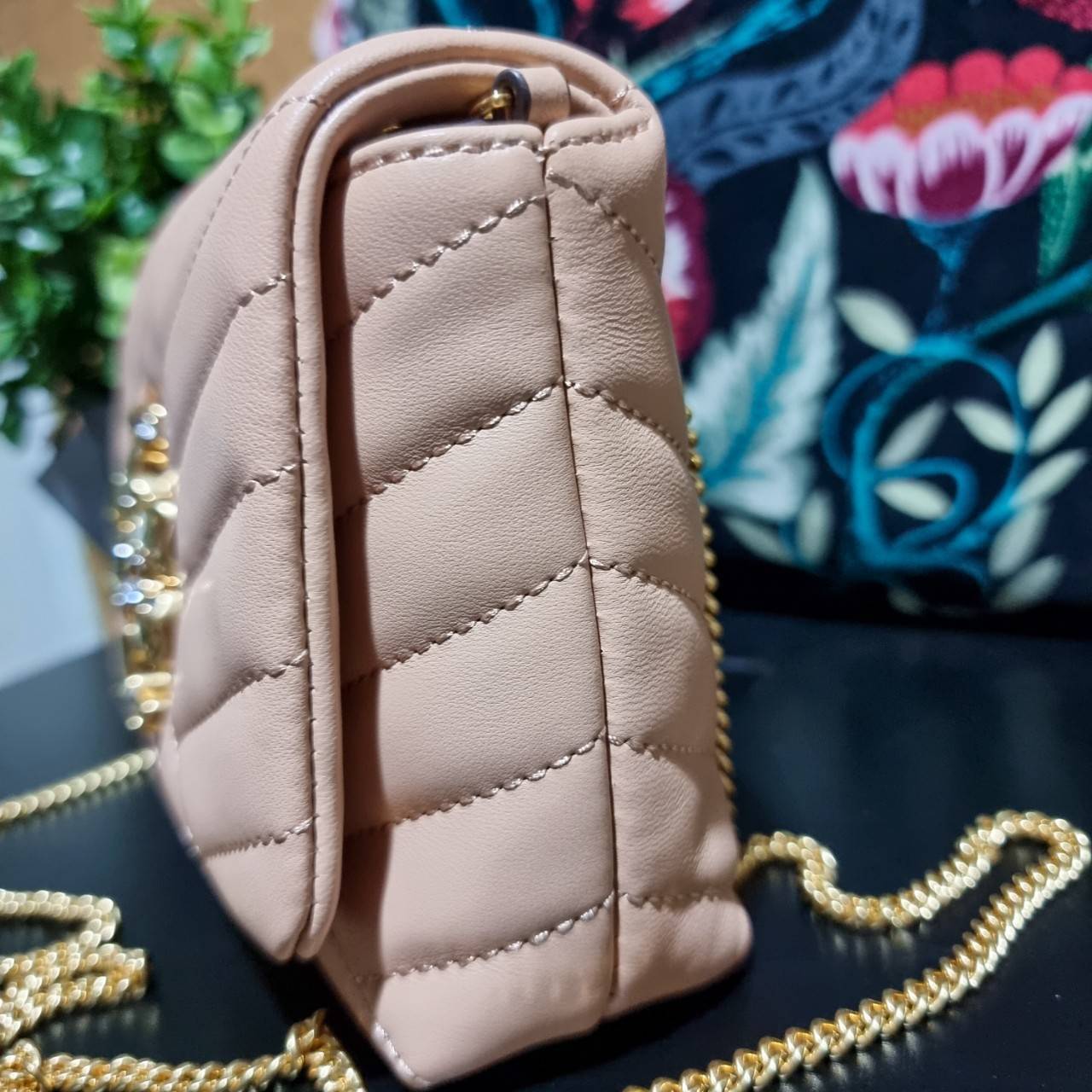 TORY BURCH KIRA CHEVRON EMBELLISHED LOGO MINI BAG ตามคำเรียกร้องจ้า!! ไซส์มินิ สะดวกใช้ พกพาง่าย สไตล์คุณหนู!! กระเป๋าสะพายข้าง ดีไซน์ทรงคลาสสิค โดดเด่นด้วยโลโก้ดีไซน์ประดับเม็ดสี เพิ่มมูลค่าและดึงดูดสายตามากขึ้น วัสดุหนังแกะ สัมผัสนิ่มมือ เปิด-ปิดด้วยกระ