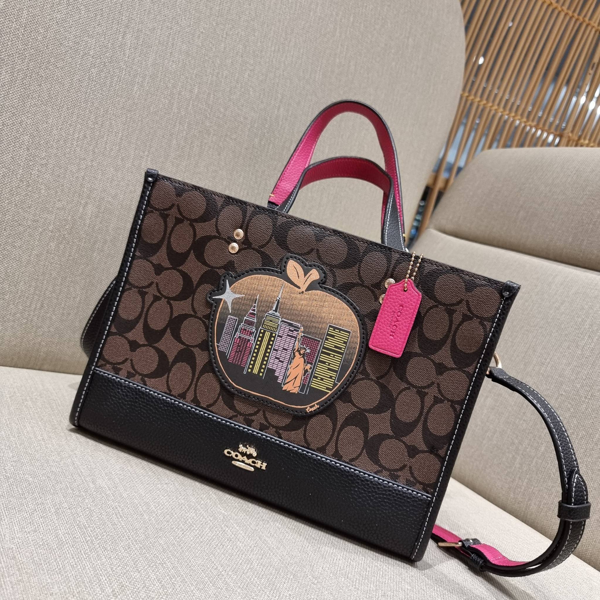OUTLET 】COACH C6921 DEMPSEY CARRYALL IN SIGNATURE CANVAS WITH SOUVENIR SKYLINE APPLE ใหม่ล่าสุด จัดใหญ่ให้ไปเลย!! กระเป๋าทรงโท้ทไซส์ใหญ่กำลังสวย ใส่ของได้แบบจุๆ โดดเด่นด้วยโลโก้สุดหรู วัสดุหนังแคนวาสคุณภาพดีสลับหนัง pepble ภายในกระเป๋าเป็นช่องโล่ง ใส่ของส