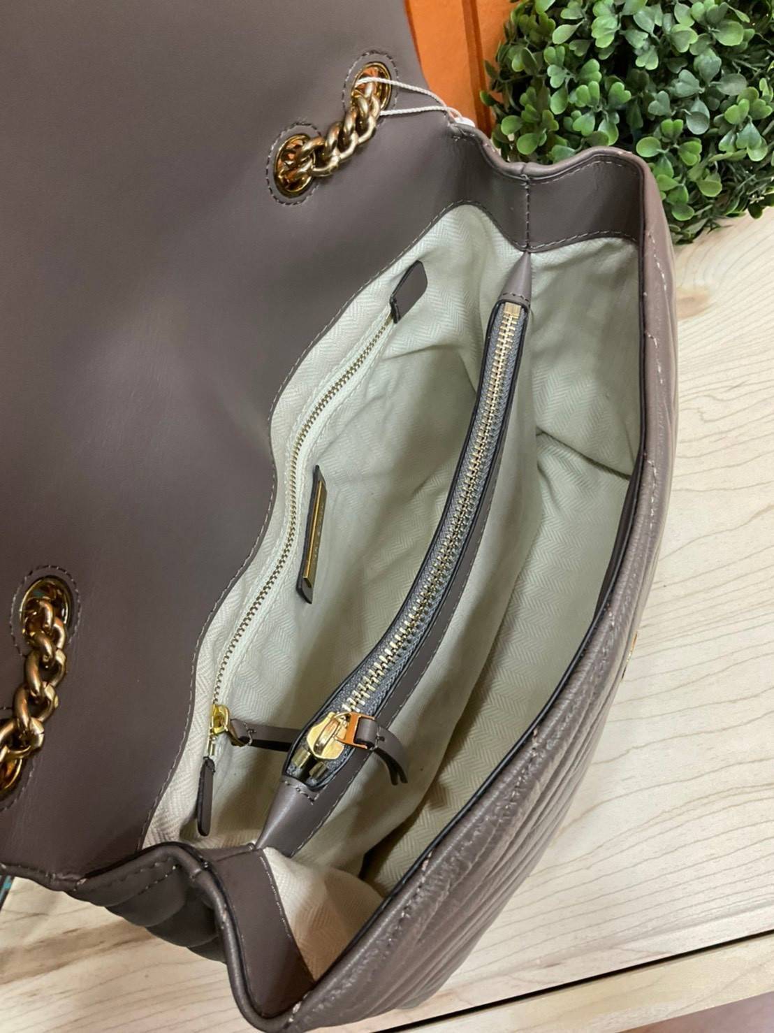 ของแท้ 💯% 】TORY BURCH KIRA CHEVRON CONVERTIBLE SHOULDER BAG รุ่น 58465 กระเป๋าสะพายไหล่ และ Crossbody วัสดุหนังแท้ สวยหรูดูแพง หนังสวย หนังหอม ผิวสัมผัสนุ่มมือมากๆ