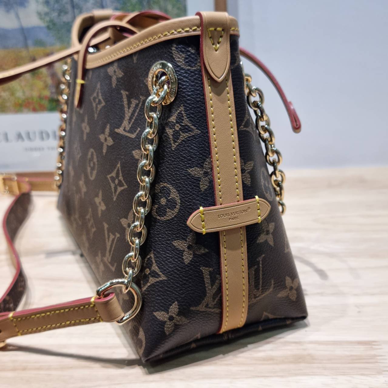 LV CARRYALL BB ใหม่ล่าสุด รุ่นลิมิเต็ดที่สาวๆตามหา จากเคาน์เตอร์ dutyfree ซึ่งเป็นดีไซน์ใหม่ 2025 กระเป๋าสะพายไหล่ทรงสวย ดีไซน์เรียบง่ายคลาสสิค หรู ดูผู้ดี รูปทรงใช้งานง่าย