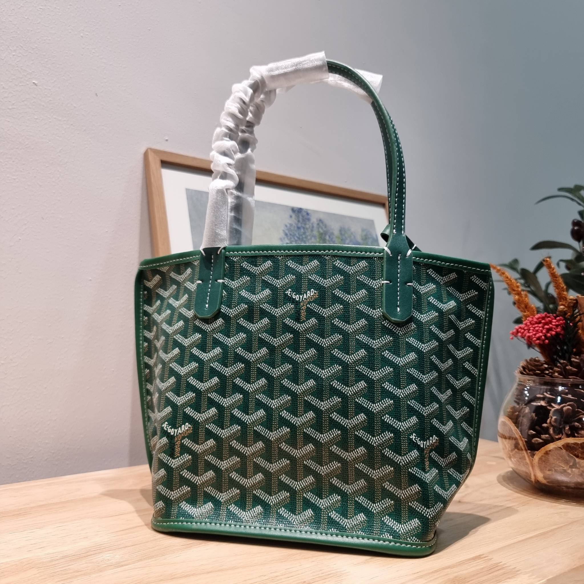 GOYARD MINI ANJOU REVERSIBLE TOTE ฮอตไอเท็ม กับกระเป๋าสะพายทรงโท้ท ไซส์มินิ กะทัดรัดมาก มาครบสีขายดี เลิศทุกสี รูปทรงคลาสสิค ดีไซน์เป็นเอกลักษณ์ ใช้งานได้หลากหลาย สามารถกลับด้านใช้ได้แบบไม่มีเบื่อ