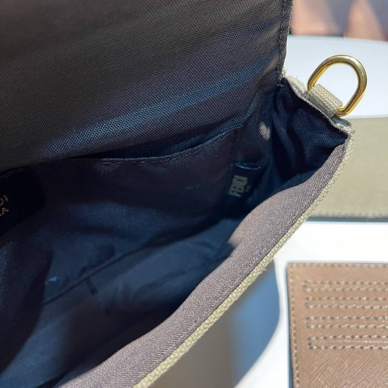 หนังแท้ Fendi Wallet On Chain With Pouches leather mini-bag กระเป๋าสะพายข้างทรงเหลี่ยมตกแต่งด้วยโลโก้ Fendi กระดุมแป๊ก มาพร้อมกระเป๋าด้านในแบบถอดได้ถึง 2ใบ สุดคุ้ม พร้อมสายโซ่และสายสปอร์ตถอดออกได้ ไอเท็มนี้ไม่ควรพลาดเลยค่าา