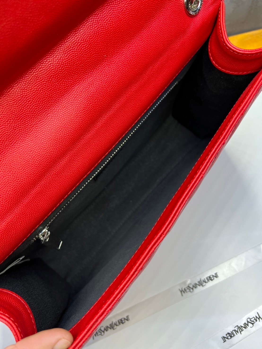 หนังแท้ YSL college large chain bag in quilted leather 30cm กระเป๋าสะพายใบใหญ่ ดีไซน์ทรงสวยหรู ตอบโจทย์ได้ทุกสไตล์ ภาพสินค้าถ่ายจากงานขายจริง ใช้งานต่างประเทศได้