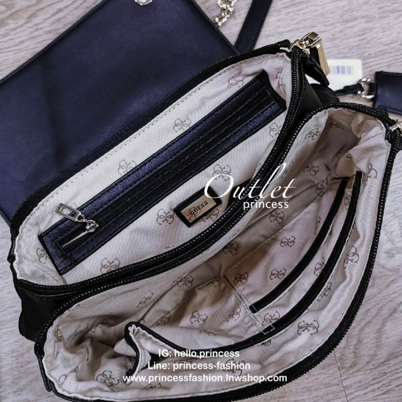 GUESS CROSSBODY BAG กระเป๋าสะพายรุ่นใหม่ล่าสุดทรงเหลี่ยมหนังนิ่มสวยเดินเส้นลายตารางอยู่ทรงด้านหน้าประดับโลโก้ GUESS สวยดูมีเปิดปิดด้วยฝาปิด ภายในมีช่องแบ่งสองช่องเป็นสัดส่วนใส่กระเป๋าสตางค์ใบยาว มือถือ ของจุกจิกได้เยอะ พร้อมสายสะพายโซ่ต่อหนังจะเลื่อนใช้สา