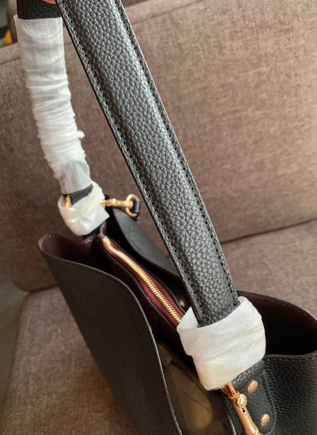 ถังใหญ่พร้อมส่งแล้วค่าา ห้ามพลาด❗️ COACH TOWN BUCKET BAG((91122)) 📣พร้อมส่ง ไซด์ที่สาวๆรอคอยค่ะ! ✔️กระเป๋าทรงถังใบใหญ่ สุดฮิตอีกรุ่นที่สาวๆต้องมีติดตัว ✔️หนังแท้ หนังจริงสวยมาก นิ่มมือดีด้วยนะคะ