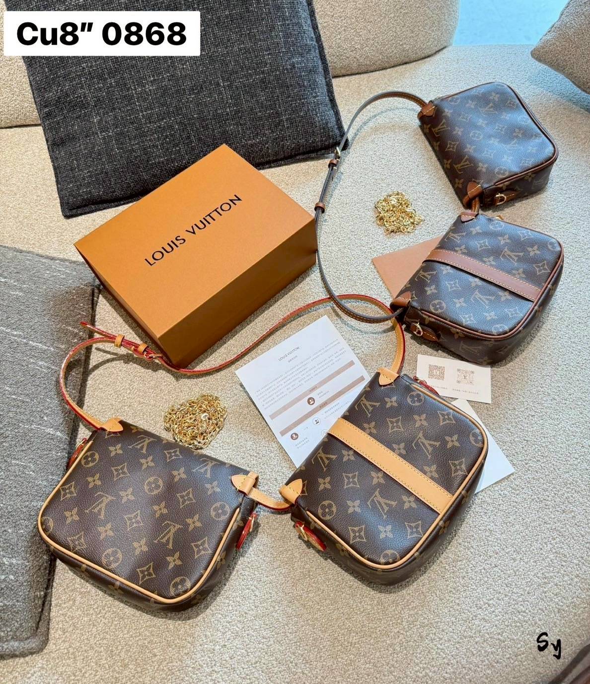 LV Marilyn White Multicolor Monogram Canvas Shoulder Bag สุดคุ้มกับกระเป๋าดีไซน์ใหม่ จัดคู่ดูโอ้ ได้ 2 ใบในราเดียว ปรับใช้งานได้ทั้งคาดเอวหรือสะพายได้ มาพร้อมสายสะพาย 2 แบบ ทั้งสายหนังและสายโซ่ คุ้มยิ่งกว่าอะไรทั้งหมดเลยค่า