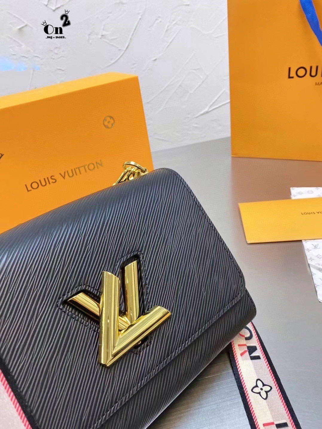 LOUIS VUITTON Twist Shoulder Bag MM / LV Twist MM ที่สุดของความสวยคลาสสิคย้อนยุค กระเป๋าสะพายที่มีลูกเล่น เพิ่มดีเทลให้น่าใช้งาน ด้วยสายสะพายแบบสปอร์ต ที่ปรับเปลี่ยนใช้ได้หลากหลาย วัสดุหนัง epi สวยคม ทนทาน ลวดลายเส้นไม้ แบบไม่มีใครซ้ำ เลิศๆไปอีกกับโลโก้สี