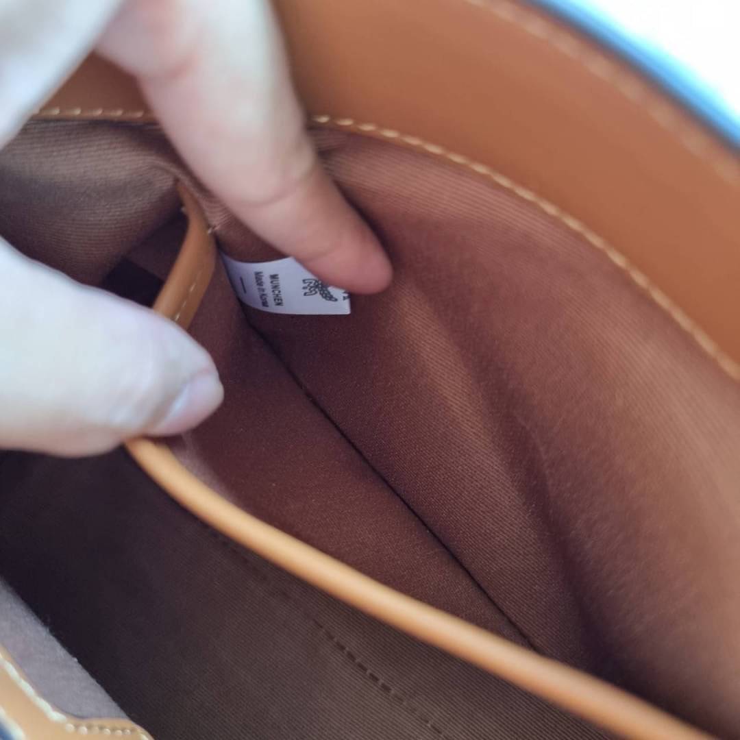 M.C.M ESSENTIAL CROSSBODY IN VISETOS กระเป๋าสะพายข้าง สวยอยู่ทรง ดีไซน์ไม่ซ้ำใคร มาพร้อมสายสะพายถึง 2 แบบ ปรับเปลี่ยนใช้ได้ไม่มีเบื่อ วัสดุหนังแคนวาสสลับหนังแท้ เปิด-ปิดกระเป๋าด้วยตัวบิดล็อคแน่นหนา ด้านหลังมีช่องเก็บบัตรได้ ภายในโล่งกว้าง แบ่งสัดส่วน เป็น