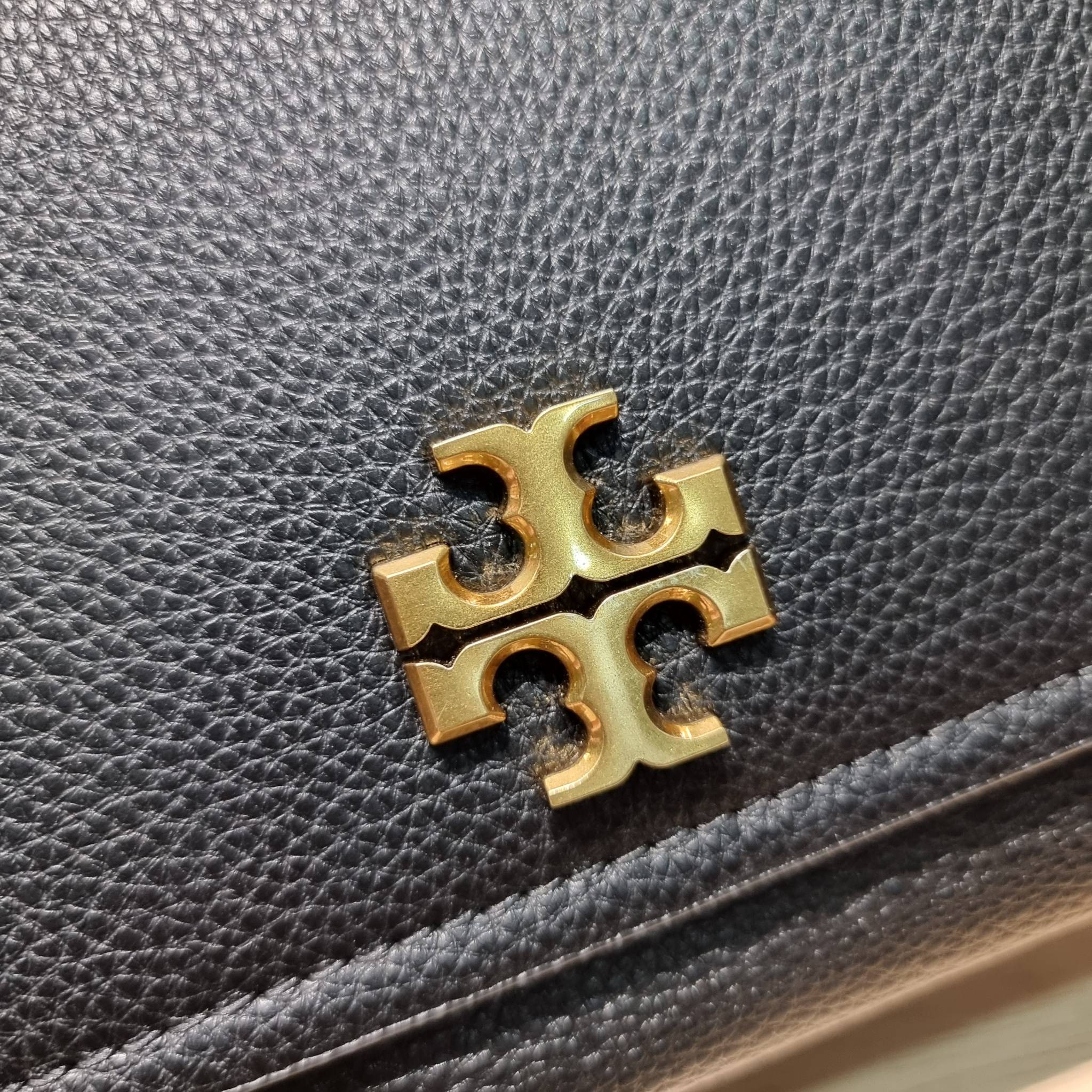 TORY BURCH LIMITED-EDITION SHOULDER BAG รุ่นลิมิเต็ด กับกระเป๋าสะพายไหล่ทรงผู้ดี ที่ผลิตมาในจำนวนจำกัด โดดเด่นด้วยอะไหล่ทองคลาสสิคหรูหรา