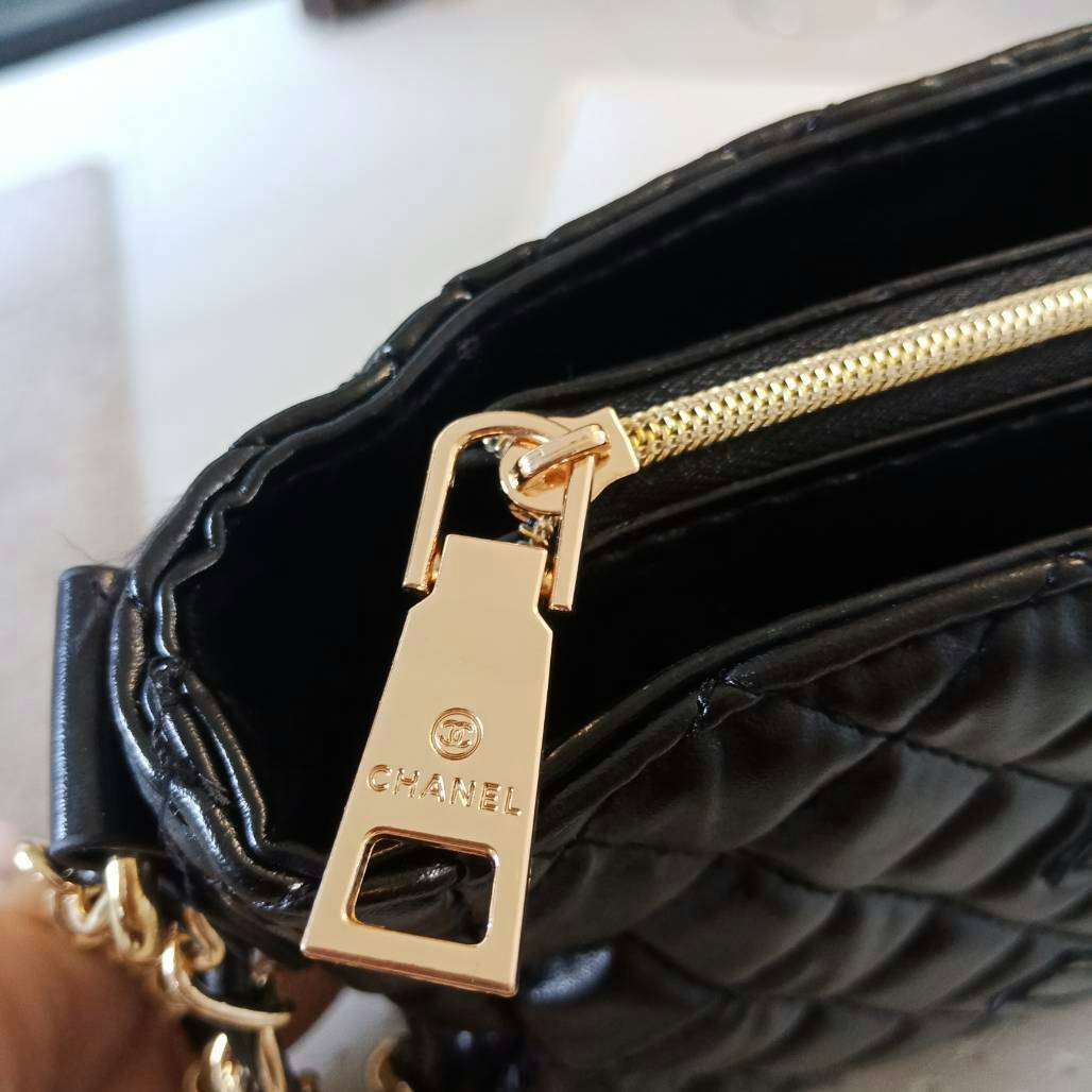 New Arrival 2018!!! Chanel Cosmetic Cluth Bag With Chain กระเป๋าทรงสวยหรู อะไหล่ทองจาก Chanel Cosmetic Counter VIP Gift วัสดุหนังสังเคราะห์ PU เต็มใบ เปิดปิดด้วยซิปปั้มหัวซิปแบรนด์ ซับในสกรีนโลโก้ ภายในกว้างใส่กระเป๋าสตางค์ใบยาว iphone เครื่องสำอาง มาพร้อ