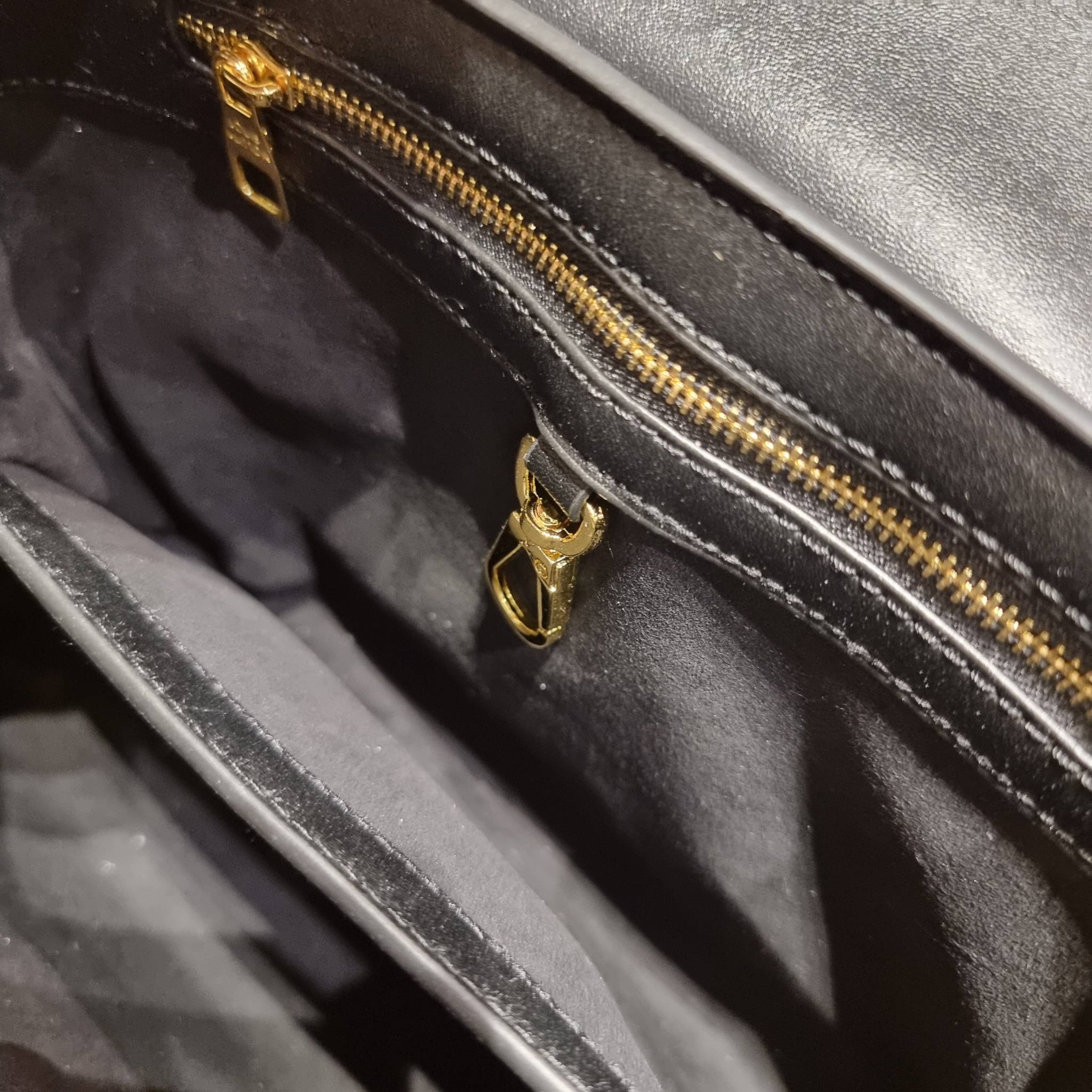 LV capucines top handle วีไอพีพรีเมี่ยมกิ๊ฟจากเคาน์เตอร์ ที่สุดของความสวยในราคาเบาๆ กระเป๋าถือสุดหรู ดีไซน์ทรงคลาสสิค พร้อมลวดลายหรูหรา มาพร้อมหูจับในตัว ด้วยรูปทรงวินเทจและวัสดุหนังแท้ ขับผิว ทำให้ไอเท็มนี้สะกดทุกสายตาจริงๆ และยังมีลูกเล่นที่ฝาปิดกระเป๋า