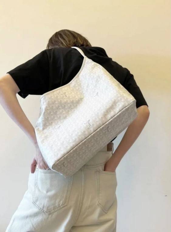 GOYARD BOHEME HOBO BAG / GOYARD HOBO กระเป๋าสะพายทรงโฮโบ ใบใหญ่จุใจ!! มาครบสีขายดี เลิศทุกสี รูปทรงคลาสสิค ดีไซน์เป็นเอกลักษณ์ วัสดุหนังแคนวาสพิมพ์ลายสวยคม ปากกระเป๋ามีซิปเปิด-ปิดกันของหล่นได้ ภายในโล่งกว้างมาก มาพร้อมสายคล้องในตัว ทนทาน สะพายสวยๆได้ทุกวั